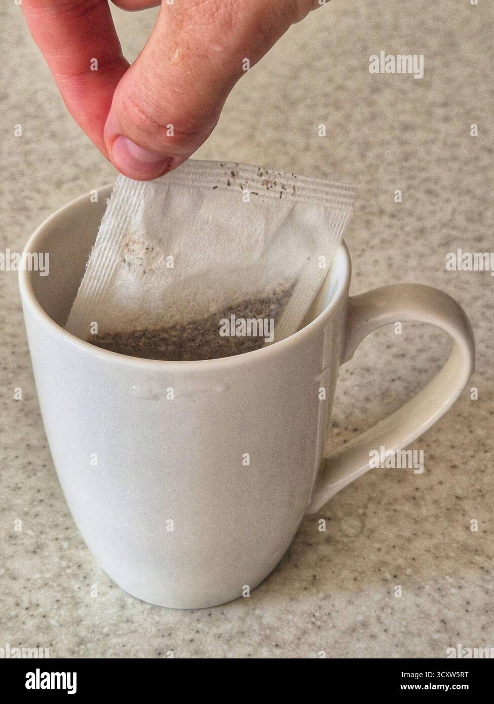 Verpackter Kräutertee, gebrüht in einer Tasse - Smartphone-aufgenommenes Stockfoto