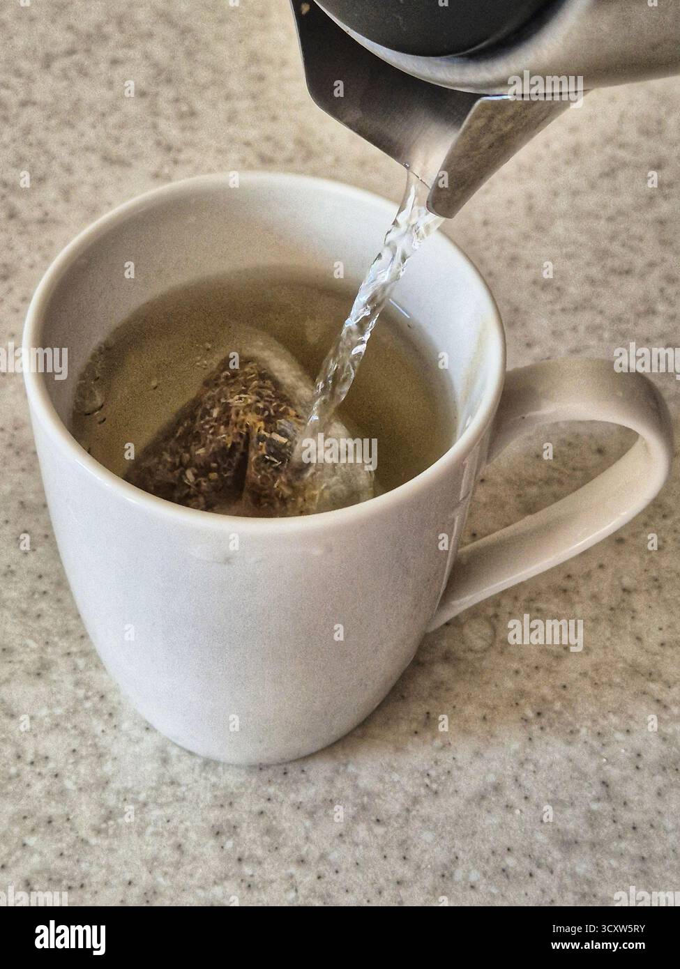 Verpackter Kräutertee, gebrüht in einer Tasse - Smartphone-aufgenommenes Stockfoto