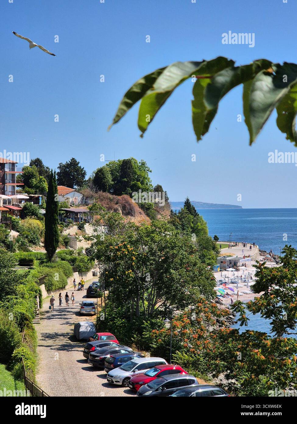 Strand der Altstadt von Nesebar. Meeresküste. Touristenstadt. Nesebar, Bulgarien - 4. August 2025 - Smartphone-aufgenommenes Stockfoto