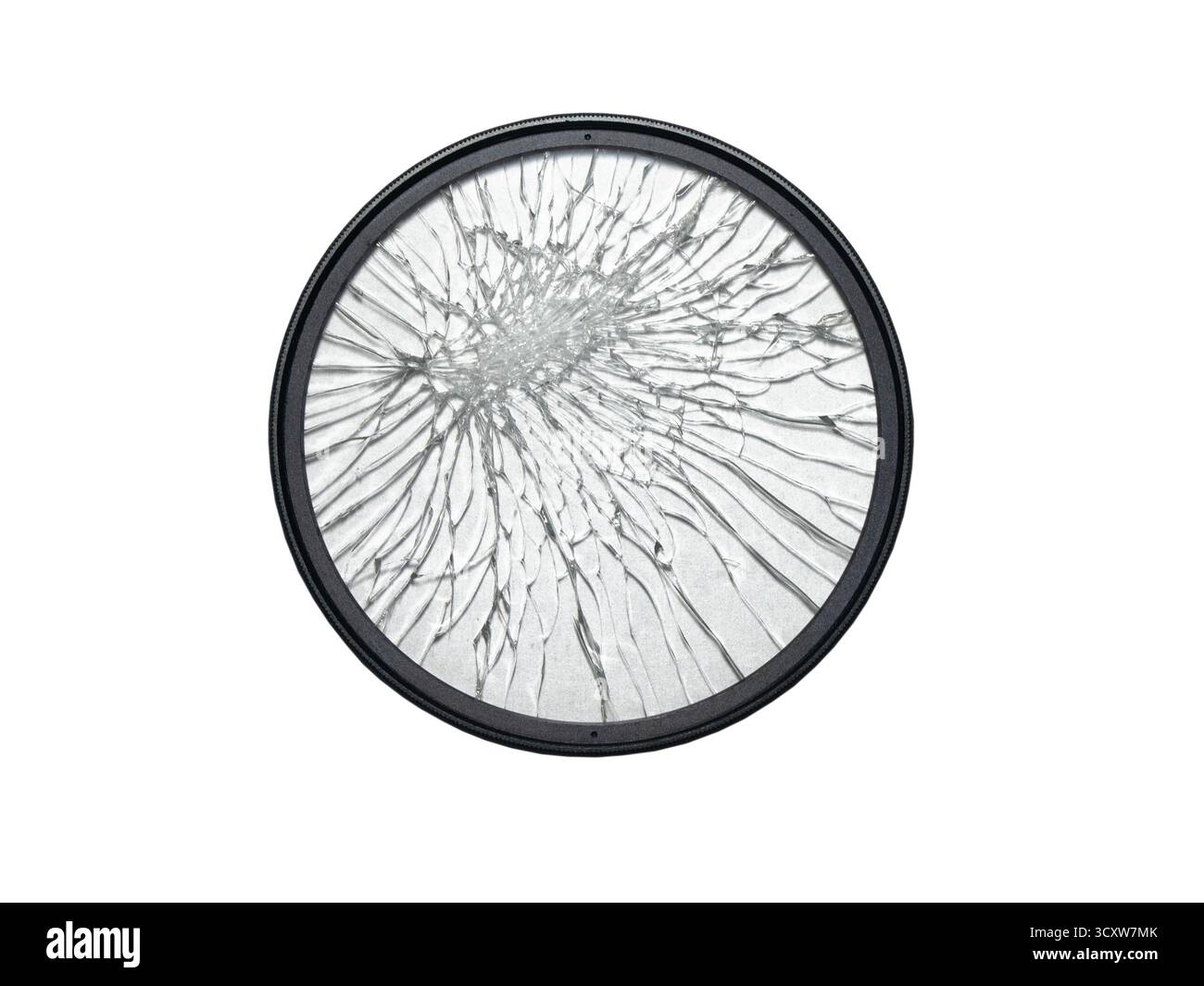 Beschädigtes Glas des Objektivphotofilters isoliert auf weißem Hintergrund Stockfoto