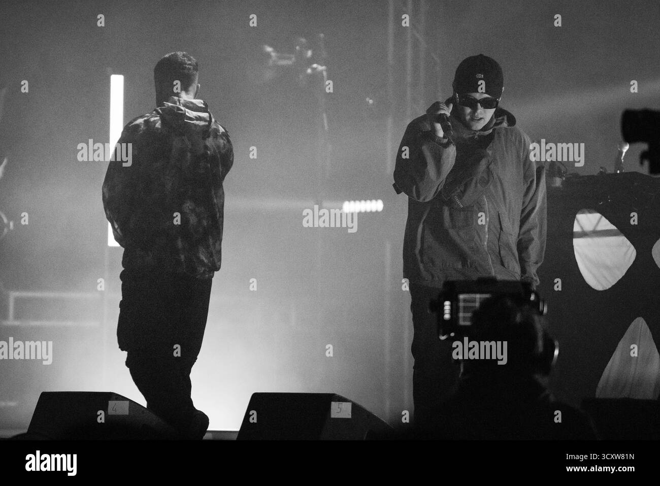 KNIESCHEIBE, HEADLINE, GREEN MAN, 2025: Kniescheibe-Headline auf der Far Out Stage vor einer schwitzenden, anbetenden Menschenmenge. Brecon, Wales, Großbritannien, 14. August 2025. Das Green Man Festival 2025. Foto: Rob Watkins/Alamy Live News. INFO: Kneecap ist ein irisches Rap-Trio aus Belfast, das irische und englische Texte mit hitziger politischer Satire verbindet. Sie wurden 2017 gegründet und mischen Hip-Hop-Beats, Humor und Aktivismus und behandeln Themen wie Identität, Sprachwiederbelebung und Nordirlands turbulente Geschichte mit respektloser Energie. Stockfoto