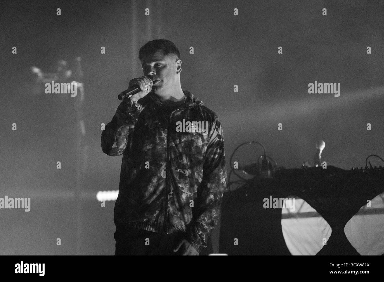 KNIECAP, HEADLINE, GREEN MAN, 2025: MO Chara of Kniecap Headline on the Far Out Stage vor einer schwitzenden, anbetenden Menge. Brecon, Wales, Großbritannien, 14. August 2025. Das Green Man Festival 2025. Foto: Rob Watkins/Alamy Live News. INFO: Kneecap ist ein irisches Rap-Trio aus Belfast, das irische und englische Texte mit hitziger politischer Satire verbindet. Sie wurden 2017 gegründet und mischen Hip-Hop-Beats, Humor und Aktivismus und behandeln Themen wie Identität, Sprachwiederbelebung und Nordirlands turbulente Geschichte mit respektloser Energie. Stockfoto
