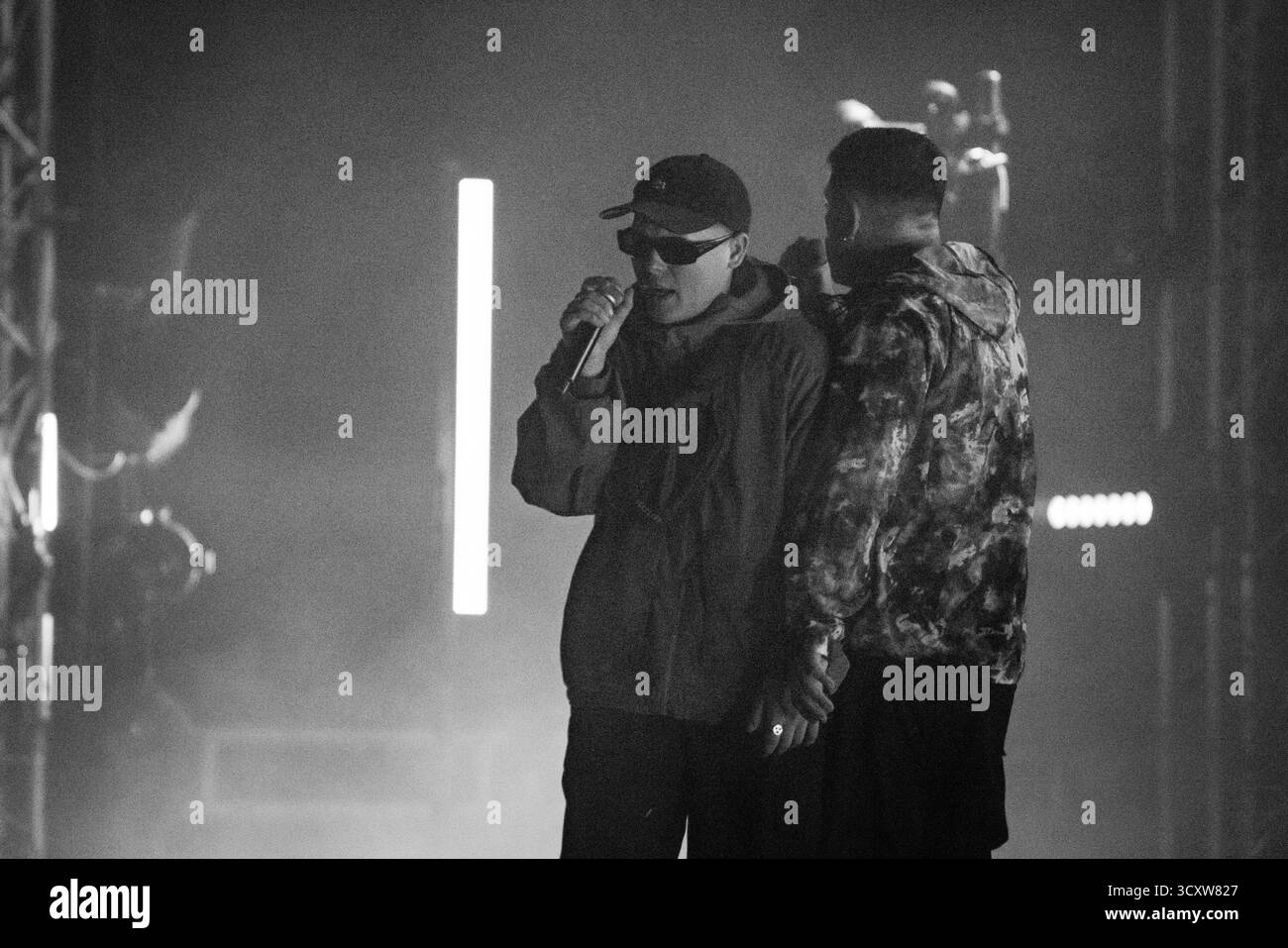 KNIESCHEIBE, HEADLINE, GREEN MAN, 2025: Kniescheibe-Headline auf der Far Out Stage vor einer schwitzenden, anbetenden Menschenmenge. Brecon, Wales, Großbritannien, 14. August 2025. Das Green Man Festival 2025. Foto: Rob Watkins/Alamy Live News. INFO: Kneecap ist ein irisches Rap-Trio aus Belfast, das irische und englische Texte mit hitziger politischer Satire verbindet. Sie wurden 2017 gegründet und mischen Hip-Hop-Beats, Humor und Aktivismus und behandeln Themen wie Identität, Sprachwiederbelebung und Nordirlands turbulente Geschichte mit respektloser Energie. Stockfoto