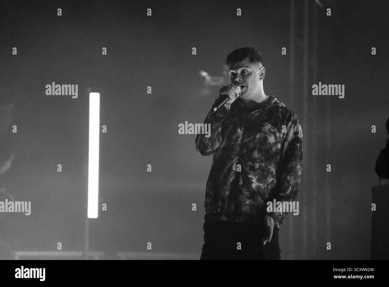 KNIECAP, HEADLINE, GREEN MAN, 2025: MO Chara of Kniecap Headline on the Far Out Stage vor einer schwitzenden, anbetenden Menge. Brecon, Wales, Großbritannien, 14. August 2025. Das Green Man Festival 2025. Foto: Rob Watkins/Alamy Live News. INFO: Kneecap ist ein irisches Rap-Trio aus Belfast, das irische und englische Texte mit hitziger politischer Satire verbindet. Sie wurden 2017 gegründet und mischen Hip-Hop-Beats, Humor und Aktivismus und behandeln Themen wie Identität, Sprachwiederbelebung und Nordirlands turbulente Geschichte mit respektloser Energie. Stockfoto