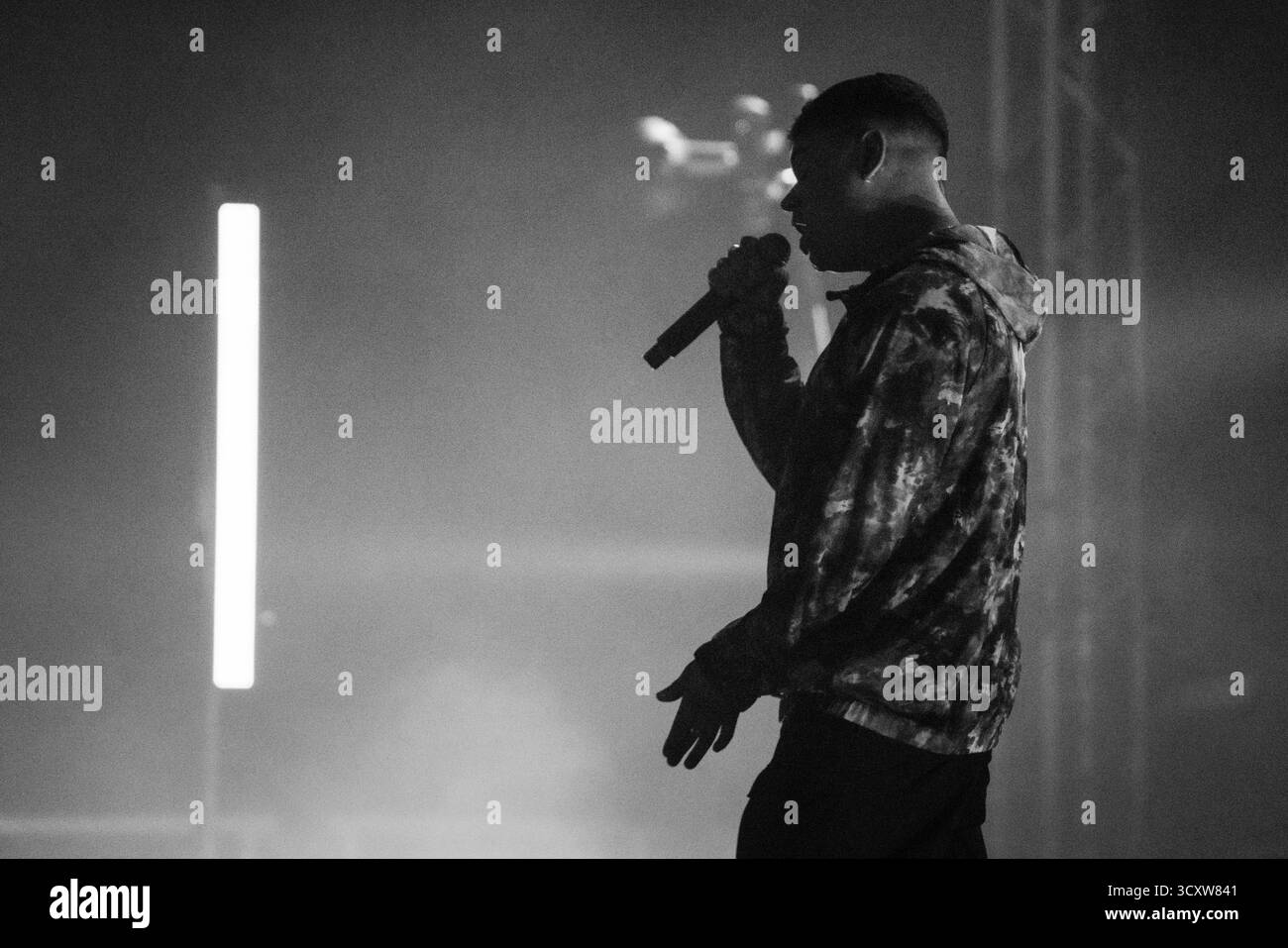 KNIECAP, HEADLINE, GREEN MAN, 2025: MO Chara of Kniecap Headline on the Far Out Stage vor einer schwitzenden, anbetenden Menge. Brecon, Wales, Großbritannien, 14. August 2025. Das Green Man Festival 2025. Foto: Rob Watkins/Alamy Live News. INFO: Kneecap ist ein irisches Rap-Trio aus Belfast, das irische und englische Texte mit hitziger politischer Satire verbindet. Sie wurden 2017 gegründet und mischen Hip-Hop-Beats, Humor und Aktivismus und behandeln Themen wie Identität, Sprachwiederbelebung und Nordirlands turbulente Geschichte mit respektloser Energie. Stockfoto