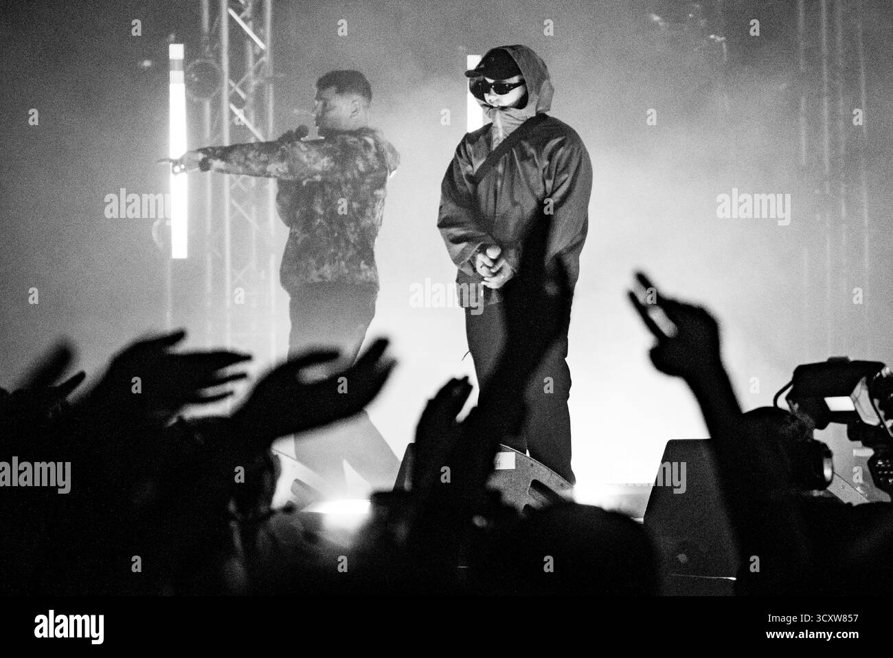 KNIESCHEIBE, HEADLINE, GREEN MAN, 2025: Kniescheibe-Headline auf der Far Out Stage vor einer schwitzenden, anbetenden Menschenmenge. Brecon, Wales, Großbritannien, 14. August 2025. Das Green Man Festival 2025. Foto: Rob Watkins/Alamy Live News. INFO: Kneecap ist ein irisches Rap-Trio aus Belfast, das irische und englische Texte mit hitziger politischer Satire verbindet. Sie wurden 2017 gegründet und mischen Hip-Hop-Beats, Humor und Aktivismus und behandeln Themen wie Identität, Sprachwiederbelebung und Nordirlands turbulente Geschichte mit respektloser Energie. Stockfoto