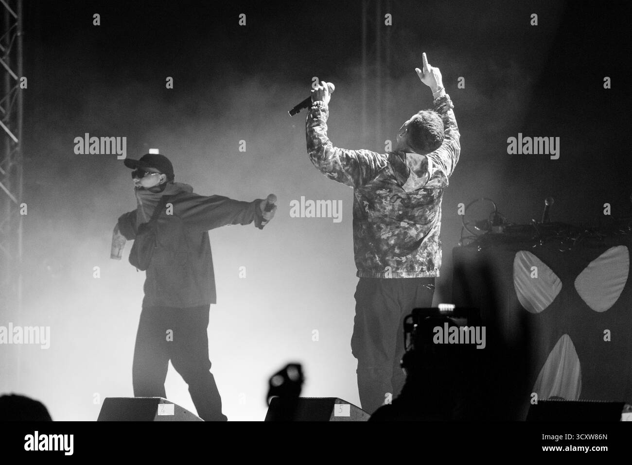 KNIESCHEIBE, HEADLINE, GREEN MAN, 2025: Kniescheibe-Headline auf der Far Out Stage vor einer schwitzenden, anbetenden Menschenmenge. Brecon, Wales, Großbritannien, 14. August 2025. Das Green Man Festival 2025. Foto: Rob Watkins/Alamy Live News. INFO: Kneecap ist ein irisches Rap-Trio aus Belfast, das irische und englische Texte mit hitziger politischer Satire verbindet. Sie wurden 2017 gegründet und mischen Hip-Hop-Beats, Humor und Aktivismus und behandeln Themen wie Identität, Sprachwiederbelebung und Nordirlands turbulente Geschichte mit respektloser Energie. Stockfoto