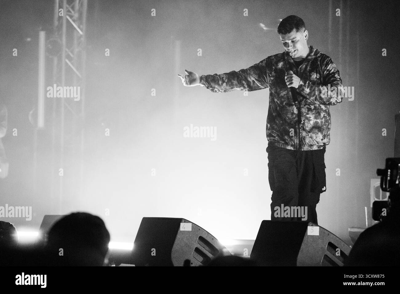 KNIECAP, HEADLINE, GREEN MAN, 2025: MO Chara of Kniecap Headline on the Far Out Stage vor einer schwitzenden, anbetenden Menge. Brecon, Wales, Großbritannien, 14. August 2025. Das Green Man Festival 2025. Foto: Rob Watkins/Alamy Live News. INFO: Kneecap ist ein irisches Rap-Trio aus Belfast, das irische und englische Texte mit hitziger politischer Satire verbindet. Sie wurden 2017 gegründet und mischen Hip-Hop-Beats, Humor und Aktivismus und behandeln Themen wie Identität, Sprachwiederbelebung und Nordirlands turbulente Geschichte mit respektloser Energie. Stockfoto