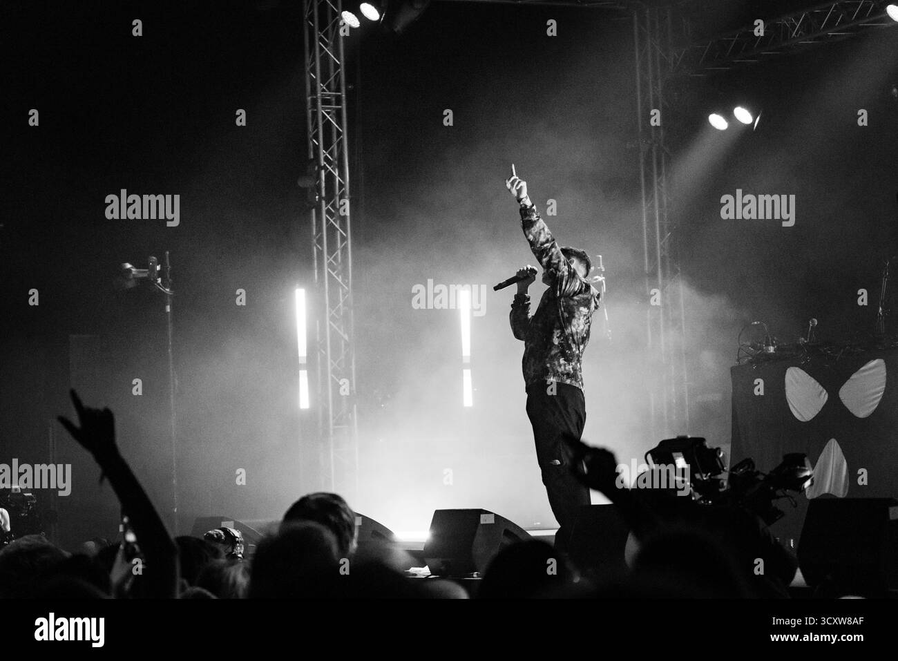 KNIESCHEIBE, HEADLINE, GREEN MAN, 2025: Kniescheibe-Headline auf der Far Out Stage vor einer schwitzenden, anbetenden Menschenmenge. Brecon, Wales, Großbritannien, 14. August 2025. Das Green Man Festival 2025. Foto: Rob Watkins/Alamy Live News. INFO: Kneecap ist ein irisches Rap-Trio aus Belfast, das irische und englische Texte mit hitziger politischer Satire verbindet. Sie wurden 2017 gegründet und mischen Hip-Hop-Beats, Humor und Aktivismus und behandeln Themen wie Identität, Sprachwiederbelebung und Nordirlands turbulente Geschichte mit respektloser Energie. Stockfoto