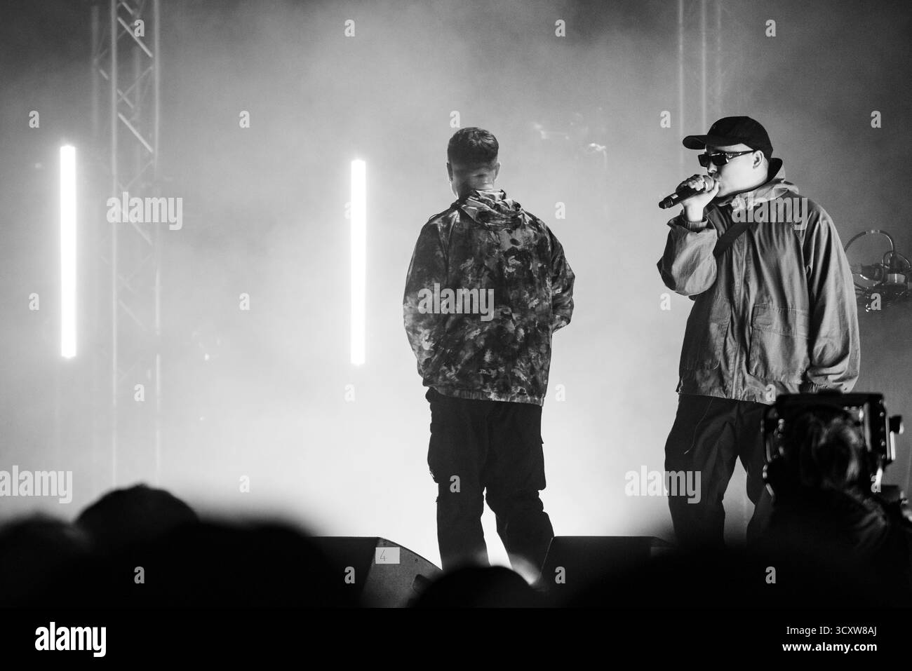 KNIESCHEIBE, HEADLINE, GREEN MAN, 2025: Kniescheibe-Headline auf der Far Out Stage vor einer schwitzenden, anbetenden Menschenmenge. Brecon, Wales, Großbritannien, 14. August 2025. Das Green Man Festival 2025. Foto: Rob Watkins/Alamy Live News. INFO: Kneecap ist ein irisches Rap-Trio aus Belfast, das irische und englische Texte mit hitziger politischer Satire verbindet. Sie wurden 2017 gegründet und mischen Hip-Hop-Beats, Humor und Aktivismus und behandeln Themen wie Identität, Sprachwiederbelebung und Nordirlands turbulente Geschichte mit respektloser Energie. Stockfoto