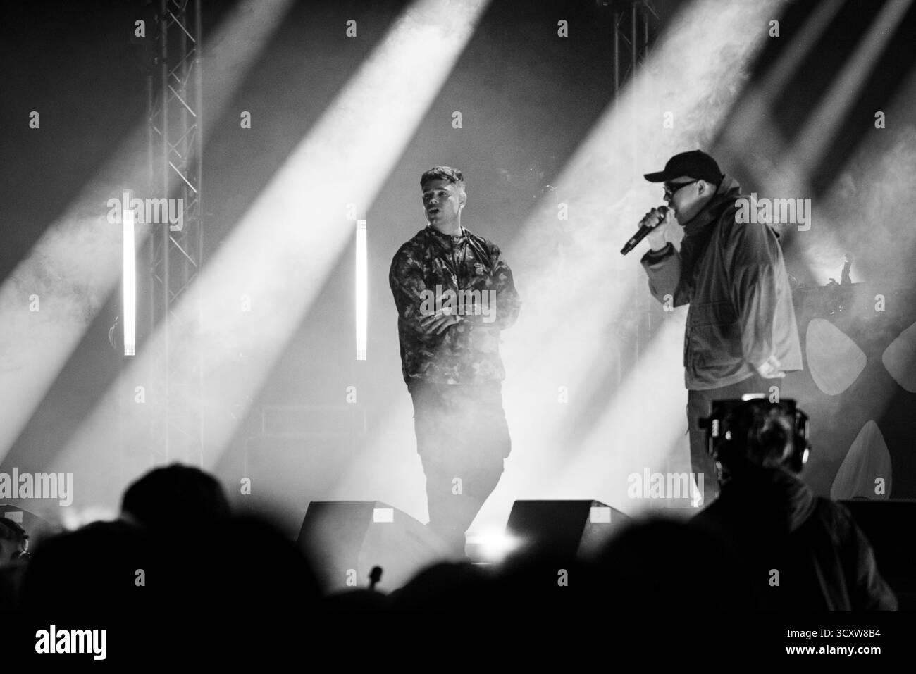 KNIESCHEIBE, HEADLINE, GREEN MAN, 2025: Kniescheibe-Headline auf der Far Out Stage vor einer schwitzenden, anbetenden Menschenmenge. Brecon, Wales, Großbritannien, 14. August 2025. Das Green Man Festival 2025. Foto: Rob Watkins/Alamy Live News. INFO: Kneecap ist ein irisches Rap-Trio aus Belfast, das irische und englische Texte mit hitziger politischer Satire verbindet. Sie wurden 2017 gegründet und mischen Hip-Hop-Beats, Humor und Aktivismus und behandeln Themen wie Identität, Sprachwiederbelebung und Nordirlands turbulente Geschichte mit respektloser Energie. Stockfoto