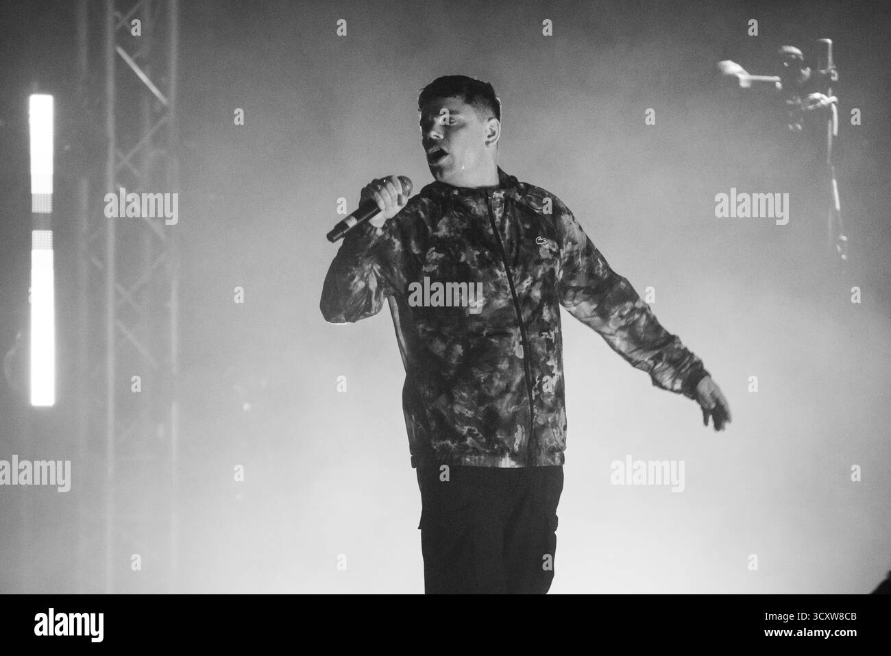 KNIECAP, HEADLINE, GREEN MAN, 2025: MO Chara of Kniecap Headline on the Far Out Stage vor einer schwitzenden, anbetenden Menge. Brecon, Wales, Großbritannien, 14. August 2025. Das Green Man Festival 2025. Foto: Rob Watkins/Alamy Live News. INFO: Kneecap ist ein irisches Rap-Trio aus Belfast, das irische und englische Texte mit hitziger politischer Satire verbindet. Sie wurden 2017 gegründet und mischen Hip-Hop-Beats, Humor und Aktivismus und behandeln Themen wie Identität, Sprachwiederbelebung und Nordirlands turbulente Geschichte mit respektloser Energie. Stockfoto