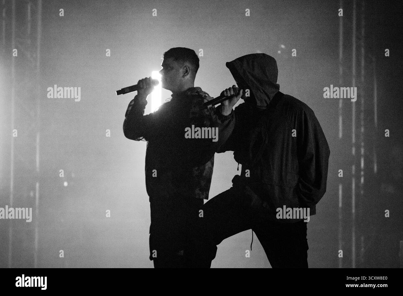 KNIESCHEIBE, HEADLINE, GREEN MAN, 2025: Kniescheibe-Headline auf der Far Out Stage vor einer schwitzenden, anbetenden Menschenmenge. Brecon, Wales, Großbritannien, 14. August 2025. Das Green Man Festival 2025. Foto: Rob Watkins/Alamy Live News. INFO: Kneecap ist ein irisches Rap-Trio aus Belfast, das irische und englische Texte mit hitziger politischer Satire verbindet. Sie wurden 2017 gegründet und mischen Hip-Hop-Beats, Humor und Aktivismus und behandeln Themen wie Identität, Sprachwiederbelebung und Nordirlands turbulente Geschichte mit respektloser Energie. Stockfoto