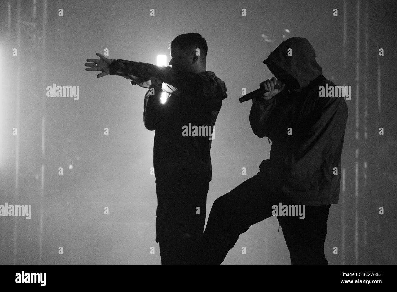 KNIESCHEIBE, HEADLINE, GREEN MAN, 2025: Kniescheibe-Headline auf der Far Out Stage vor einer schwitzenden, anbetenden Menschenmenge. Brecon, Wales, Großbritannien, 14. August 2025. Das Green Man Festival 2025. Foto: Rob Watkins/Alamy Live News. INFO: Kneecap ist ein irisches Rap-Trio aus Belfast, das irische und englische Texte mit hitziger politischer Satire verbindet. Sie wurden 2017 gegründet und mischen Hip-Hop-Beats, Humor und Aktivismus und behandeln Themen wie Identität, Sprachwiederbelebung und Nordirlands turbulente Geschichte mit respektloser Energie. Stockfoto