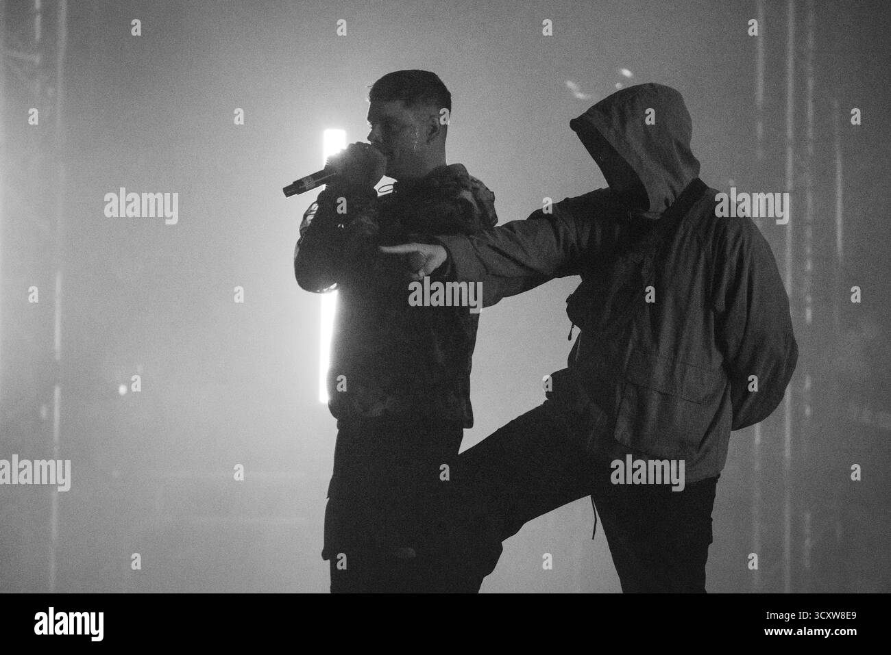 KNIESCHEIBE, HEADLINE, GREEN MAN, 2025: Kniescheibe-Headline auf der Far Out Stage vor einer schwitzenden, anbetenden Menschenmenge. Brecon, Wales, Großbritannien, 14. August 2025. Das Green Man Festival 2025. Foto: Rob Watkins/Alamy Live News. INFO: Kneecap ist ein irisches Rap-Trio aus Belfast, das irische und englische Texte mit hitziger politischer Satire verbindet. Sie wurden 2017 gegründet und mischen Hip-Hop-Beats, Humor und Aktivismus und behandeln Themen wie Identität, Sprachwiederbelebung und Nordirlands turbulente Geschichte mit respektloser Energie. Stockfoto