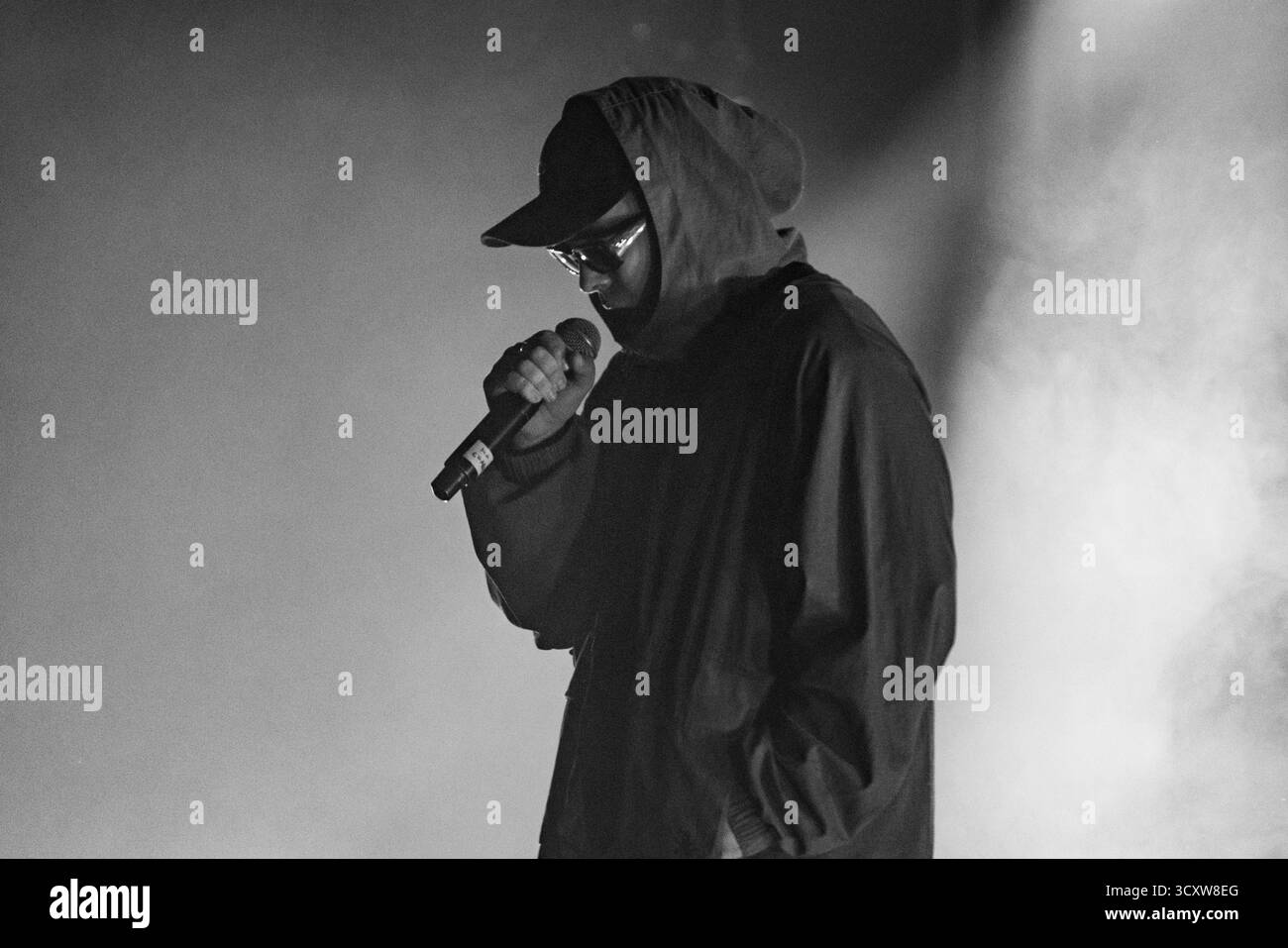 KNIESCHEIBE, HEADLINE, GREEN MAN, 2025: Móglaí BaP of Kniescheibe Headline on the Far Out Stage vor einer schwitzenden, anbetenden Menge. Brecon, Wales, Großbritannien, 14. August 2025. Das Green Man Festival 2025. Foto: Rob Watkins/Alamy Live News. INFO: Kneecap ist ein irisches Rap-Trio aus Belfast, das irische und englische Texte mit hitziger politischer Satire verbindet. Sie wurden 2017 gegründet und mischen Hip-Hop-Beats, Humor und Aktivismus und behandeln Themen wie Identität, Sprachwiederbelebung und Nordirlands turbulente Geschichte mit respektloser Energie. Stockfoto