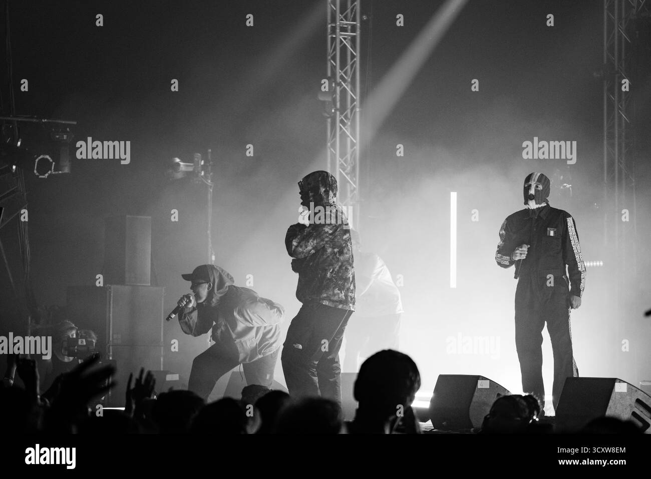 KNIESCHEIBE, HEADLINE, GREEN MAN, 2025: Kniescheibe-Headline auf der Far Out Stage vor einer schwitzenden, anbetenden Menschenmenge. Brecon, Wales, Großbritannien, 14. August 2025. Das Green Man Festival 2025. Foto: Rob Watkins/Alamy Live News. INFO: Kneecap ist ein irisches Rap-Trio aus Belfast, das irische und englische Texte mit hitziger politischer Satire verbindet. Sie wurden 2017 gegründet und mischen Hip-Hop-Beats, Humor und Aktivismus und behandeln Themen wie Identität, Sprachwiederbelebung und Nordirlands turbulente Geschichte mit respektloser Energie. Stockfoto