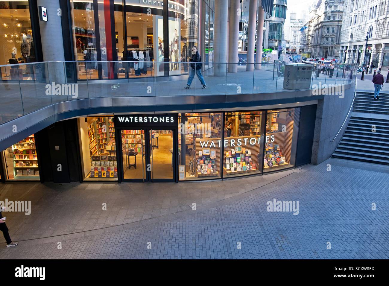 Waterstones Buchladen Fenster zeigen Außenansicht in der unteren Einkaufspassage der Broadgate Development City of London England Großbritannien KATHY DEWITT Stockfoto
