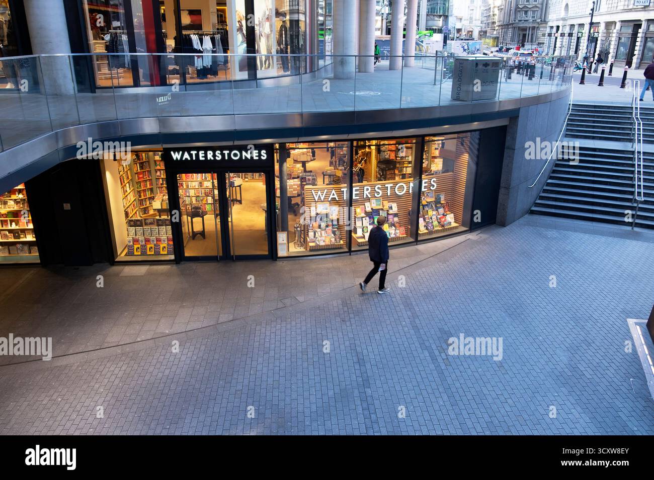 Waterstones Buchladen Fenster zeigen Außenansicht in der unteren Einkaufspassage der Broadgate Development City of London England Großbritannien KATHY DEWITT Stockfoto