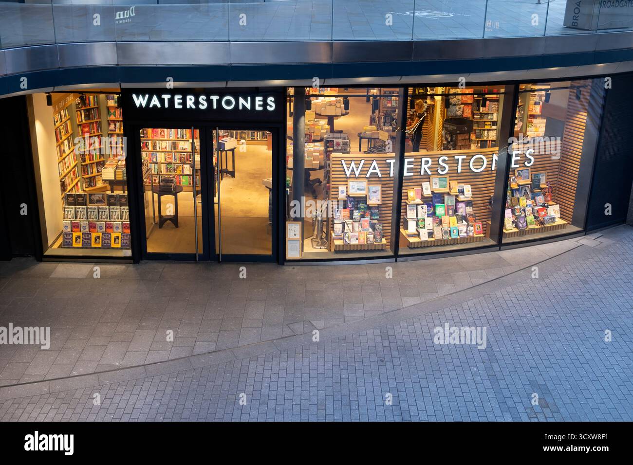 Waterstones Buchladen Fenster zeigen Außenansicht in der unteren Einkaufspassage der Broadgate Development City of London England Großbritannien KATHY DEWITT Stockfoto
