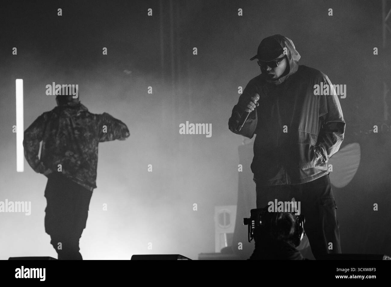 KNIESCHEIBE, HEADLINE, GREEN MAN, 2025: Kniescheibe-Headline auf der Far Out Stage vor einer schwitzenden, anbetenden Menschenmenge. Brecon, Wales, Großbritannien, 14. August 2025. Das Green Man Festival 2025. Foto: Rob Watkins/Alamy Live News. INFO: Kneecap ist ein irisches Rap-Trio aus Belfast, das irische und englische Texte mit hitziger politischer Satire verbindet. Sie wurden 2017 gegründet und mischen Hip-Hop-Beats, Humor und Aktivismus und behandeln Themen wie Identität, Sprachwiederbelebung und Nordirlands turbulente Geschichte mit respektloser Energie. Stockfoto