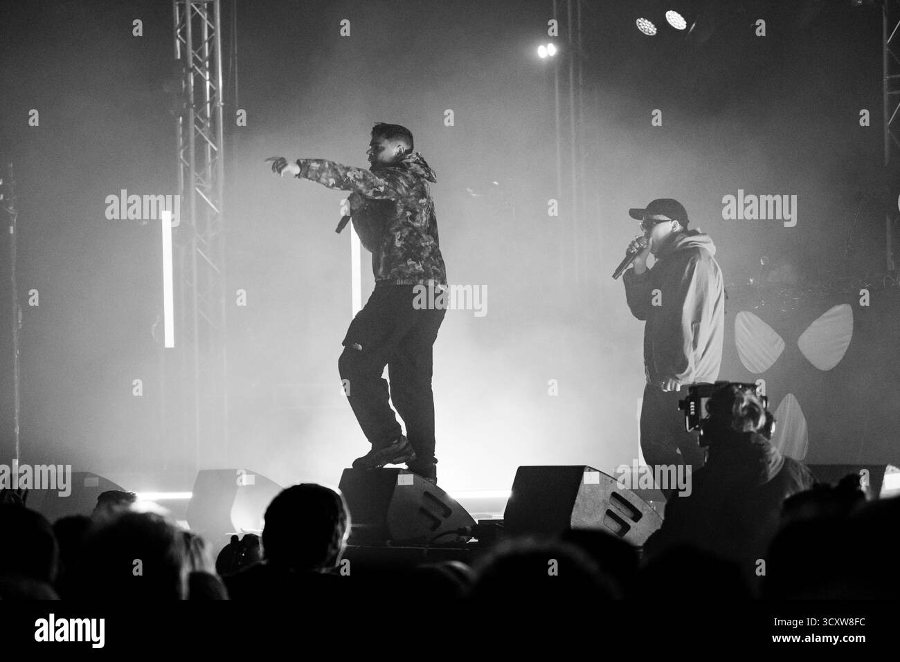 KNIESCHEIBE, HEADLINE, GREEN MAN, 2025: Kniescheibe-Headline auf der Far Out Stage vor einer schwitzenden, anbetenden Menschenmenge. Brecon, Wales, Großbritannien, 14. August 2025. Das Green Man Festival 2025. Foto: Rob Watkins/Alamy Live News. INFO: Kneecap ist ein irisches Rap-Trio aus Belfast, das irische und englische Texte mit hitziger politischer Satire verbindet. Sie wurden 2017 gegründet und mischen Hip-Hop-Beats, Humor und Aktivismus und behandeln Themen wie Identität, Sprachwiederbelebung und Nordirlands turbulente Geschichte mit respektloser Energie. Stockfoto