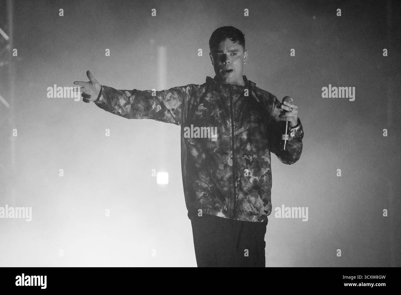 KNIECAP, HEADLINE, GREEN MAN, 2025: MO Chara of Kniecap Headline on the Far Out Stage vor einer schwitzenden, anbetenden Menge. Brecon, Wales, Großbritannien, 14. August 2025. Das Green Man Festival 2025. Foto: Rob Watkins/Alamy Live News. INFO: Kneecap ist ein irisches Rap-Trio aus Belfast, das irische und englische Texte mit hitziger politischer Satire verbindet. Sie wurden 2017 gegründet und mischen Hip-Hop-Beats, Humor und Aktivismus und behandeln Themen wie Identität, Sprachwiederbelebung und Nordirlands turbulente Geschichte mit respektloser Energie. Stockfoto