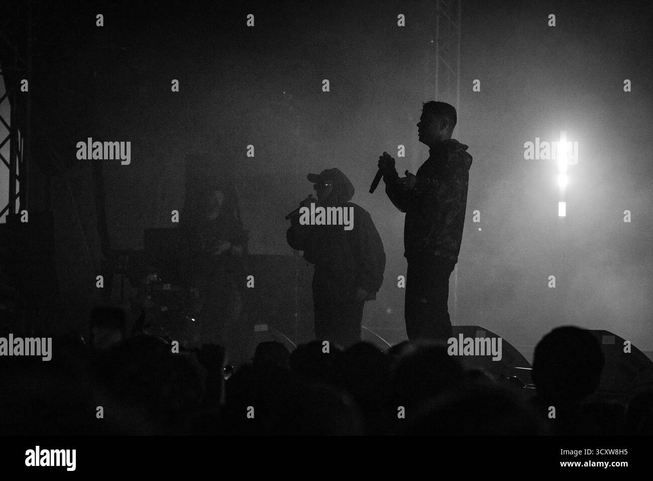 KNIESCHEIBE, HEADLINE, GREEN MAN, 2025: Kniescheibe-Headline auf der Far Out Stage vor einer schwitzenden, anbetenden Menschenmenge. Brecon, Wales, Großbritannien, 14. August 2025. Das Green Man Festival 2025. Foto: Rob Watkins/Alamy Live News. INFO: Kneecap ist ein irisches Rap-Trio aus Belfast, das irische und englische Texte mit hitziger politischer Satire verbindet. Sie wurden 2017 gegründet und mischen Hip-Hop-Beats, Humor und Aktivismus und behandeln Themen wie Identität, Sprachwiederbelebung und Nordirlands turbulente Geschichte mit respektloser Energie. Stockfoto