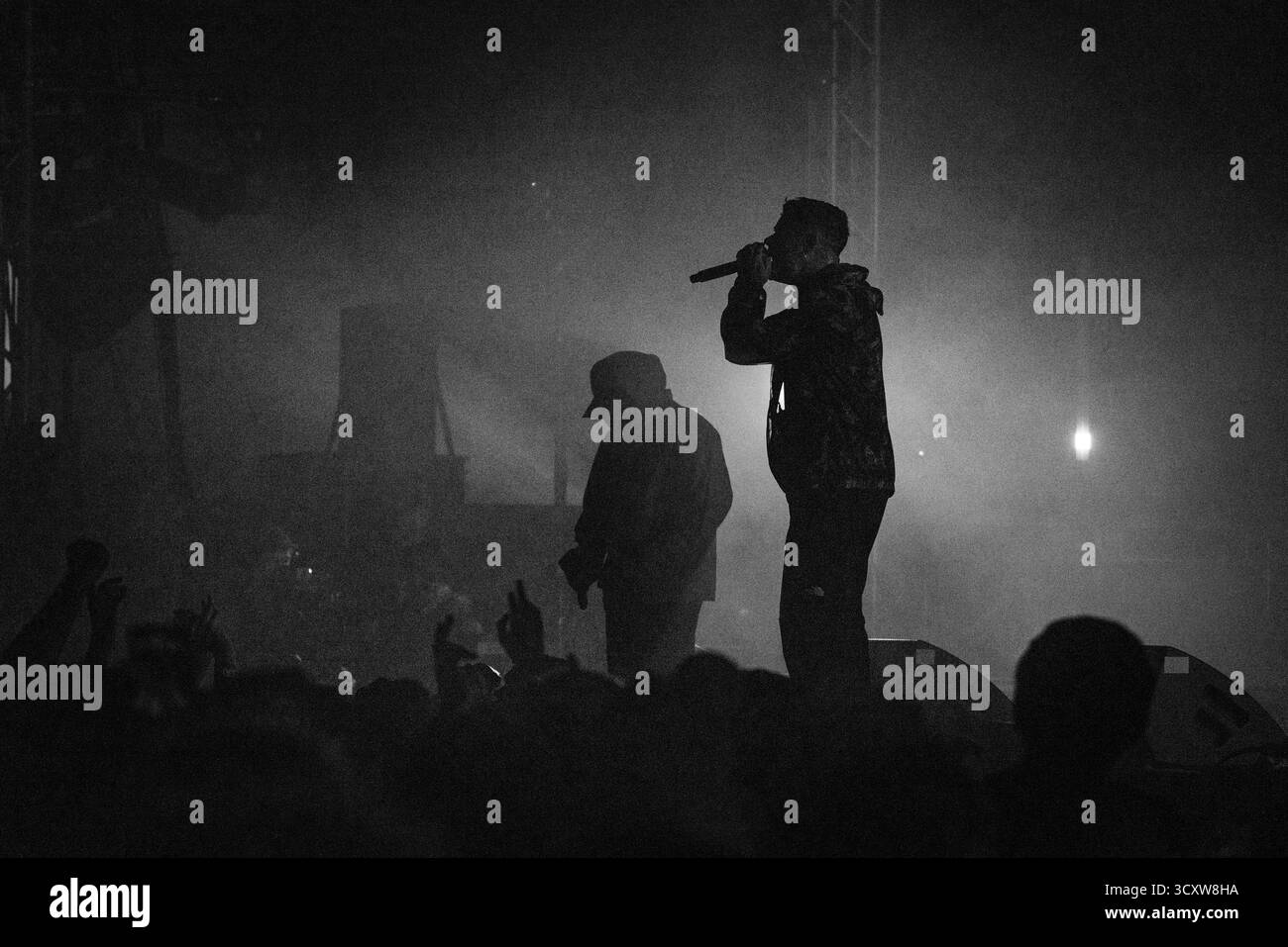 KNIESCHEIBE, HEADLINE, GREEN MAN, 2025: Kniescheibe-Headline auf der Far Out Stage vor einer schwitzenden, anbetenden Menschenmenge. Brecon, Wales, Großbritannien, 14. August 2025. Das Green Man Festival 2025. Foto: Rob Watkins/Alamy Live News. INFO: Kneecap ist ein irisches Rap-Trio aus Belfast, das irische und englische Texte mit hitziger politischer Satire verbindet. Sie wurden 2017 gegründet und mischen Hip-Hop-Beats, Humor und Aktivismus und behandeln Themen wie Identität, Sprachwiederbelebung und Nordirlands turbulente Geschichte mit respektloser Energie. Stockfoto