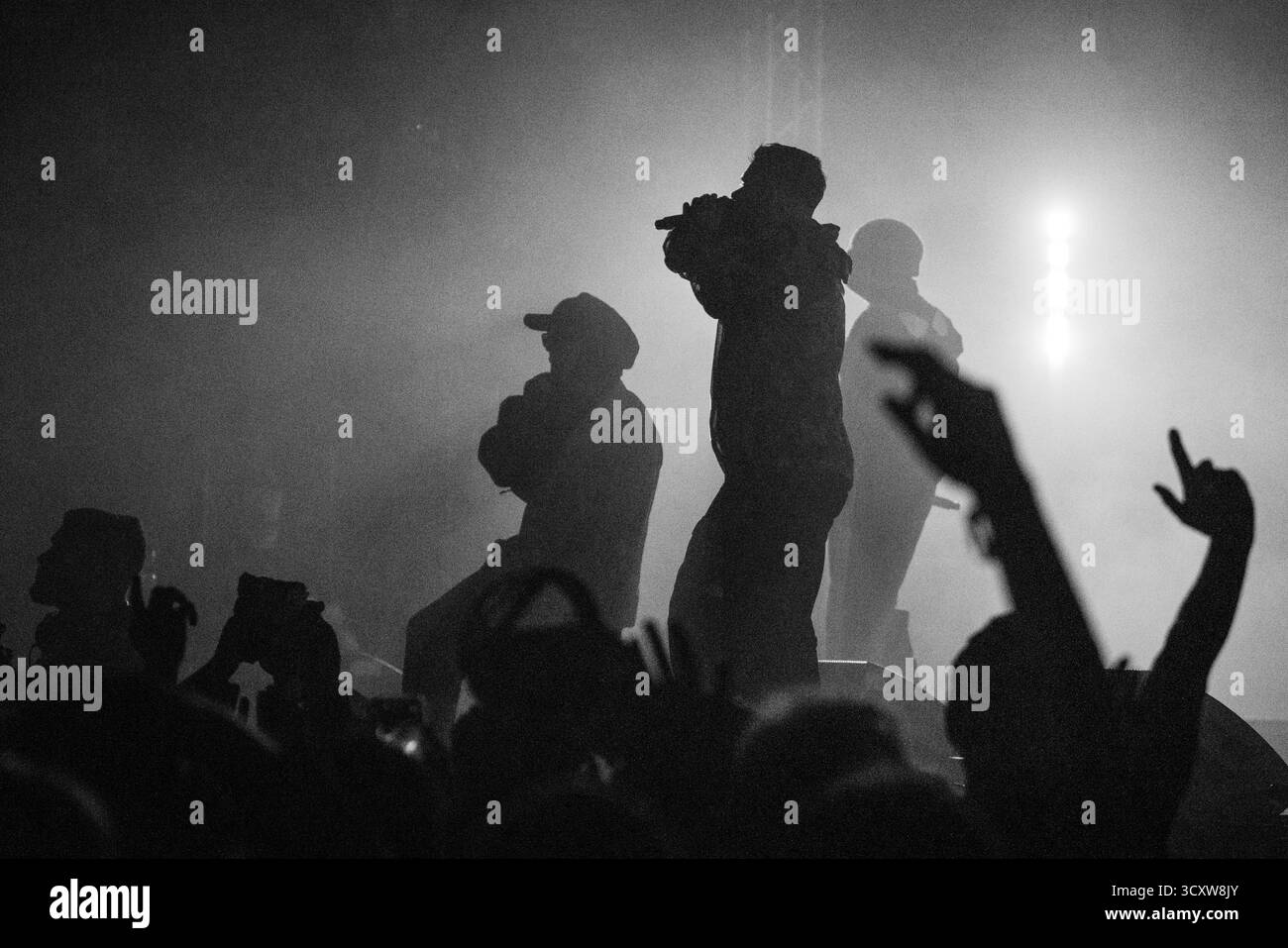 KNIESCHEIBE, HEADLINE, GREEN MAN, 2025: Kniescheibe-Headline auf der Far Out Stage vor einer schwitzenden, anbetenden Menschenmenge. Brecon, Wales, Großbritannien, 14. August 2025. Das Green Man Festival 2025. Foto: Rob Watkins/Alamy Live News. INFO: Kneecap ist ein irisches Rap-Trio aus Belfast, das irische und englische Texte mit hitziger politischer Satire verbindet. Sie wurden 2017 gegründet und mischen Hip-Hop-Beats, Humor und Aktivismus und behandeln Themen wie Identität, Sprachwiederbelebung und Nordirlands turbulente Geschichte mit respektloser Energie. Stockfoto