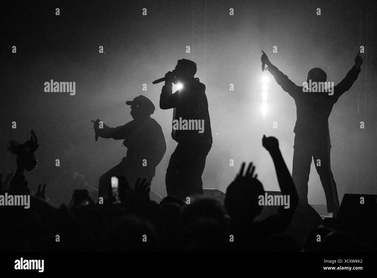 KNIESCHEIBE, HEADLINE, GREEN MAN, 2025: Kniescheibe-Headline auf der Far Out Stage vor einer schwitzenden, anbetenden Menschenmenge. Brecon, Wales, Großbritannien, 14. August 2025. Das Green Man Festival 2025. Foto: Rob Watkins/Alamy Live News. INFO: Kneecap ist ein irisches Rap-Trio aus Belfast, das irische und englische Texte mit hitziger politischer Satire verbindet. Sie wurden 2017 gegründet und mischen Hip-Hop-Beats, Humor und Aktivismus und behandeln Themen wie Identität, Sprachwiederbelebung und Nordirlands turbulente Geschichte mit respektloser Energie. Stockfoto