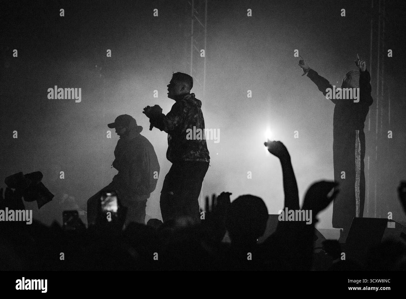 KNIESCHEIBE, HEADLINE, GREEN MAN, 2025: Kniescheibe-Headline auf der Far Out Stage vor einer schwitzenden, anbetenden Menschenmenge. Brecon, Wales, Großbritannien, 14. August 2025. Das Green Man Festival 2025. Foto: Rob Watkins/Alamy Live News. INFO: Kneecap ist ein irisches Rap-Trio aus Belfast, das irische und englische Texte mit hitziger politischer Satire verbindet. Sie wurden 2017 gegründet und mischen Hip-Hop-Beats, Humor und Aktivismus und behandeln Themen wie Identität, Sprachwiederbelebung und Nordirlands turbulente Geschichte mit respektloser Energie. Stockfoto