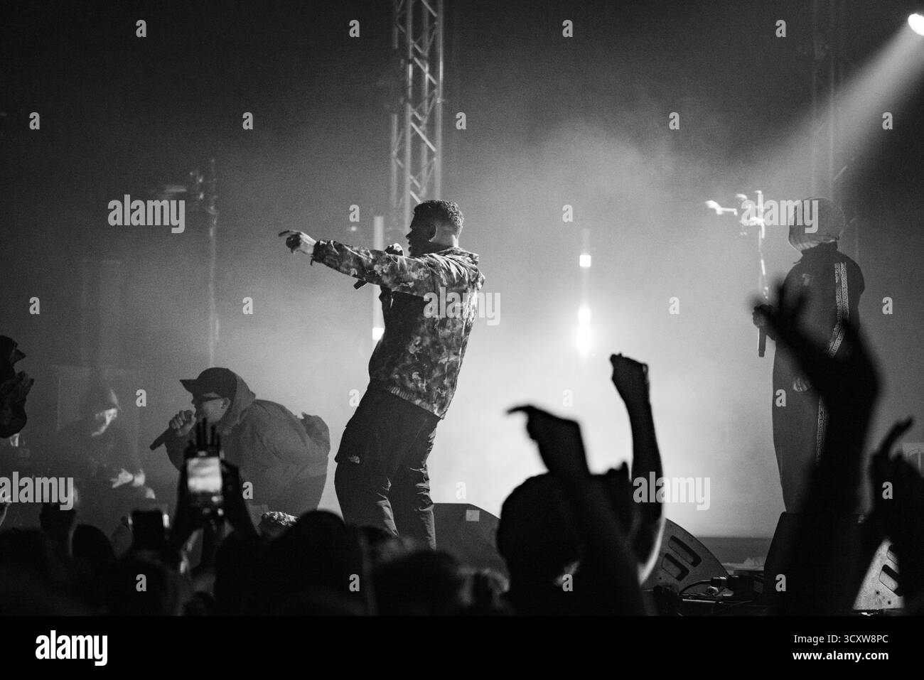 KNIESCHEIBE, HEADLINE, GREEN MAN, 2025: Kniescheibe-Headline auf der Far Out Stage vor einer schwitzenden, anbetenden Menschenmenge. Brecon, Wales, Großbritannien, 14. August 2025. Das Green Man Festival 2025. Foto: Rob Watkins/Alamy Live News. INFO: Kneecap ist ein irisches Rap-Trio aus Belfast, das irische und englische Texte mit hitziger politischer Satire verbindet. Sie wurden 2017 gegründet und mischen Hip-Hop-Beats, Humor und Aktivismus und behandeln Themen wie Identität, Sprachwiederbelebung und Nordirlands turbulente Geschichte mit respektloser Energie. Stockfoto