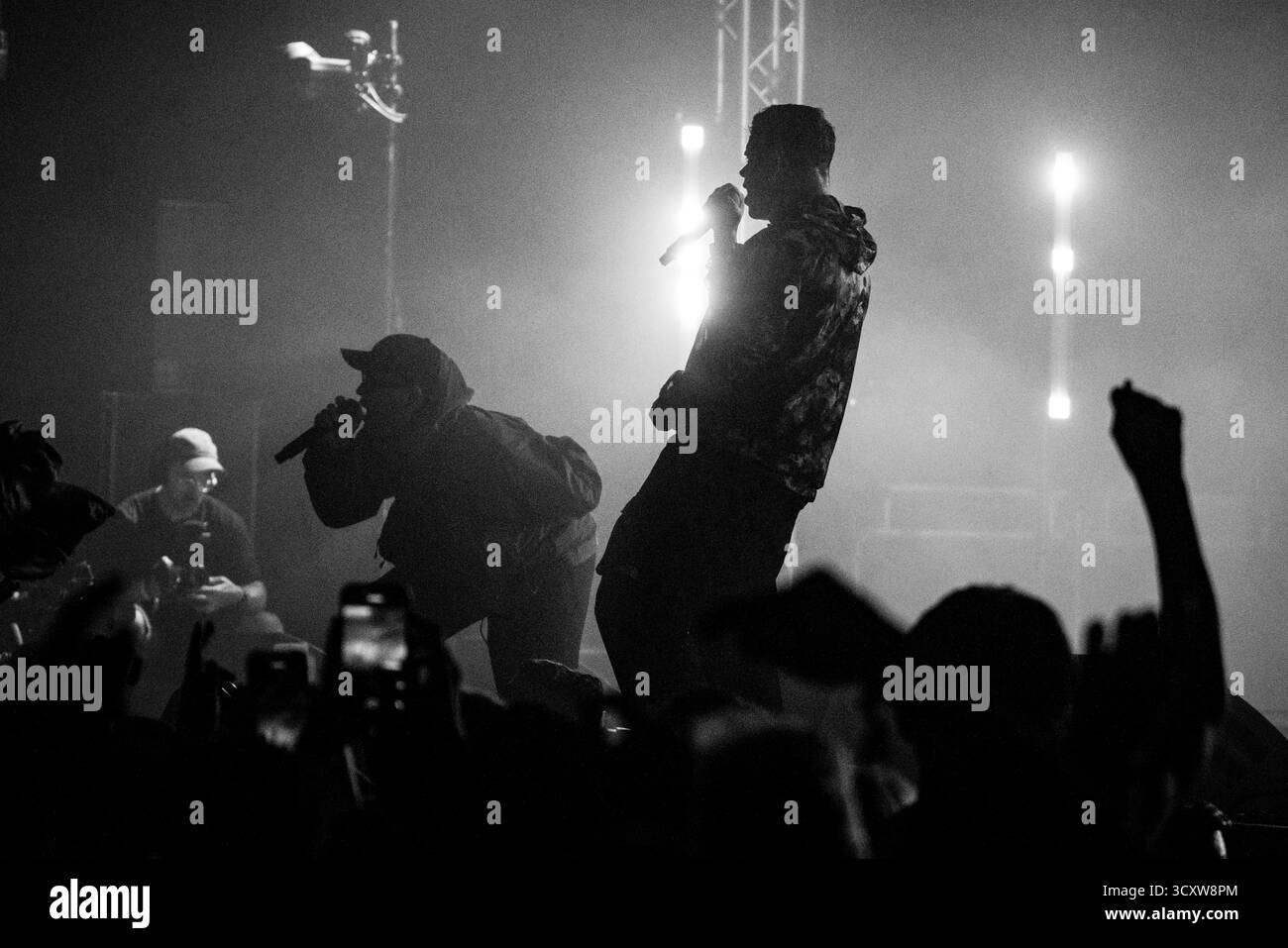 KNIESCHEIBE, HEADLINE, GREEN MAN, 2025: Kniescheibe-Headline auf der Far Out Stage vor einer schwitzenden, anbetenden Menschenmenge. Brecon, Wales, Großbritannien, 14. August 2025. Das Green Man Festival 2025. Foto: Rob Watkins/Alamy Live News. INFO: Kneecap ist ein irisches Rap-Trio aus Belfast, das irische und englische Texte mit hitziger politischer Satire verbindet. Sie wurden 2017 gegründet und mischen Hip-Hop-Beats, Humor und Aktivismus und behandeln Themen wie Identität, Sprachwiederbelebung und Nordirlands turbulente Geschichte mit respektloser Energie. Stockfoto