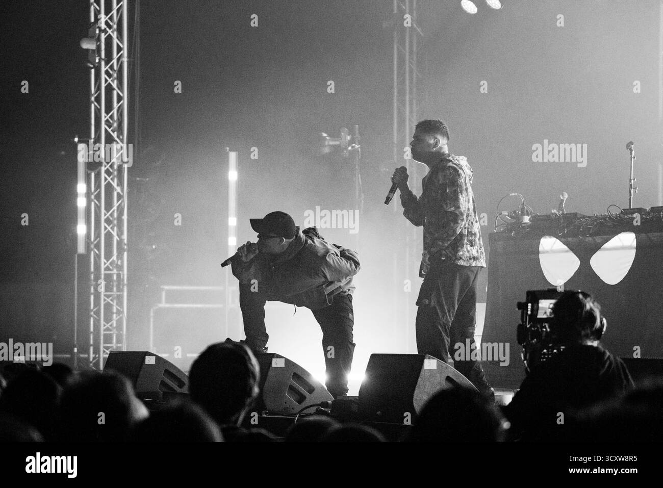 KNIESCHEIBE, HEADLINE, GREEN MAN, 2025: Kniescheibe-Headline auf der Far Out Stage vor einer schwitzenden, anbetenden Menschenmenge. Brecon, Wales, Großbritannien, 14. August 2025. Das Green Man Festival 2025. Foto: Rob Watkins/Alamy Live News. INFO: Kneecap ist ein irisches Rap-Trio aus Belfast, das irische und englische Texte mit hitziger politischer Satire verbindet. Sie wurden 2017 gegründet und mischen Hip-Hop-Beats, Humor und Aktivismus und behandeln Themen wie Identität, Sprachwiederbelebung und Nordirlands turbulente Geschichte mit respektloser Energie. Stockfoto