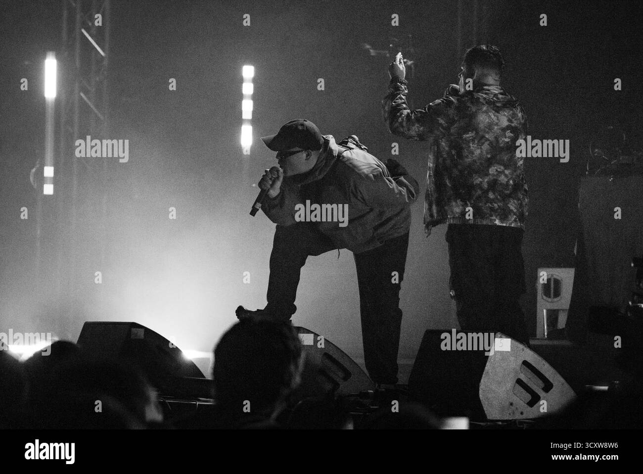 KNIESCHEIBE, HEADLINE, GREEN MAN, 2025: Kniescheibe-Headline auf der Far Out Stage vor einer schwitzenden, anbetenden Menschenmenge. Brecon, Wales, Großbritannien, 14. August 2025. Das Green Man Festival 2025. Foto: Rob Watkins/Alamy Live News. INFO: Kneecap ist ein irisches Rap-Trio aus Belfast, das irische und englische Texte mit hitziger politischer Satire verbindet. Sie wurden 2017 gegründet und mischen Hip-Hop-Beats, Humor und Aktivismus und behandeln Themen wie Identität, Sprachwiederbelebung und Nordirlands turbulente Geschichte mit respektloser Energie. Stockfoto