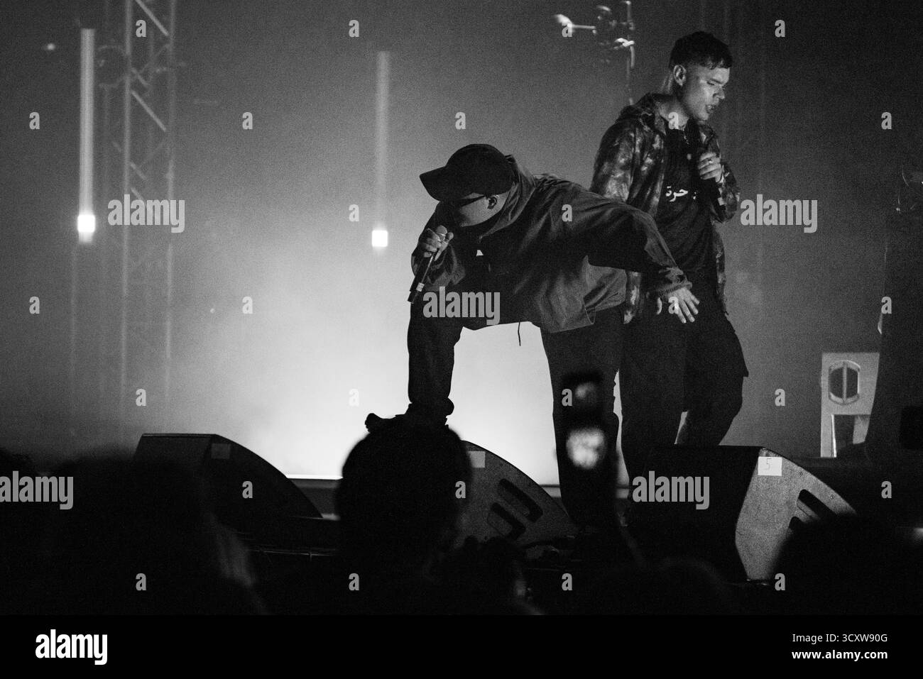 KNIESCHEIBE, HEADLINE, GREEN MAN, 2025: Kniescheibe-Headline auf der Far Out Stage vor einer schwitzenden, anbetenden Menschenmenge. Brecon, Wales, Großbritannien, 14. August 2025. Das Green Man Festival 2025. Foto: Rob Watkins/Alamy Live News. INFO: Kneecap ist ein irisches Rap-Trio aus Belfast, das irische und englische Texte mit hitziger politischer Satire verbindet. Sie wurden 2017 gegründet und mischen Hip-Hop-Beats, Humor und Aktivismus und behandeln Themen wie Identität, Sprachwiederbelebung und Nordirlands turbulente Geschichte mit respektloser Energie. Stockfoto