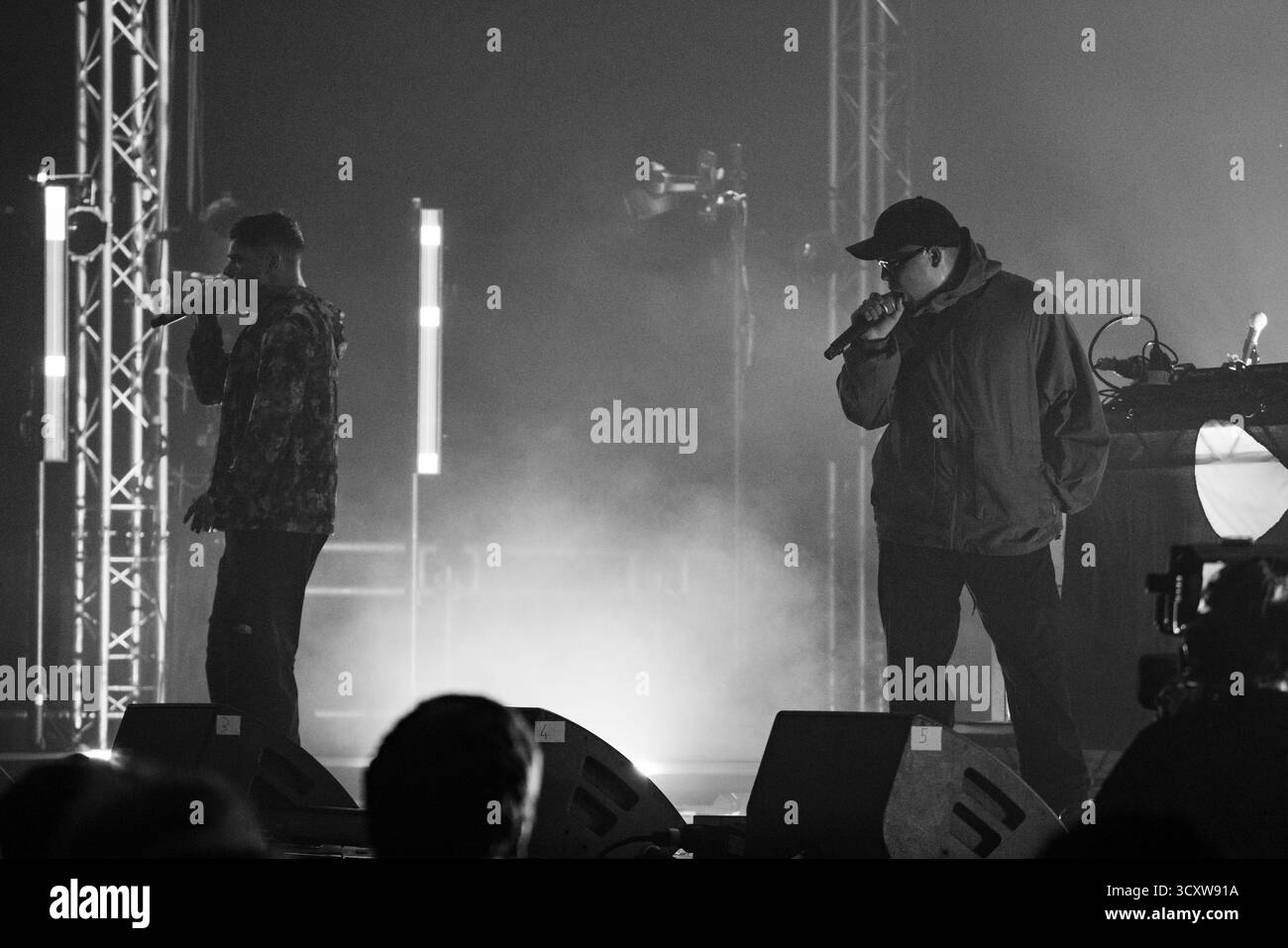 KNIESCHEIBE, HEADLINE, GREEN MAN, 2025: Kniescheibe-Headline auf der Far Out Stage vor einer schwitzenden, anbetenden Menschenmenge. Brecon, Wales, Großbritannien, 14. August 2025. Das Green Man Festival 2025. Foto: Rob Watkins/Alamy Live News. INFO: Kneecap ist ein irisches Rap-Trio aus Belfast, das irische und englische Texte mit hitziger politischer Satire verbindet. Sie wurden 2017 gegründet und mischen Hip-Hop-Beats, Humor und Aktivismus und behandeln Themen wie Identität, Sprachwiederbelebung und Nordirlands turbulente Geschichte mit respektloser Energie. Stockfoto