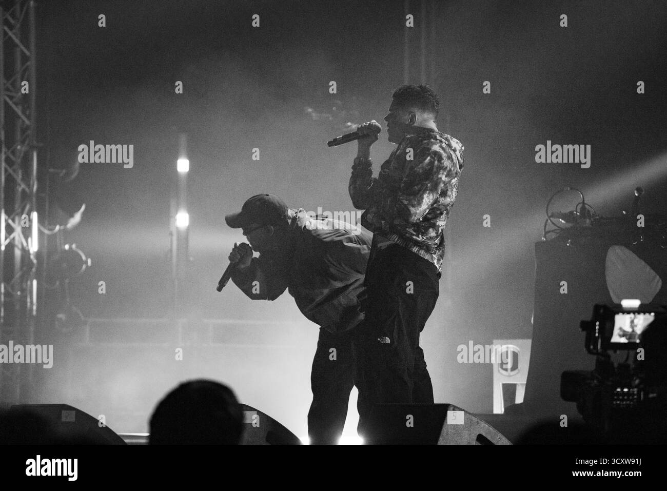 KNIESCHEIBE, HEADLINE, GREEN MAN, 2025: Kniescheibe-Headline auf der Far Out Stage vor einer schwitzenden, anbetenden Menschenmenge. Brecon, Wales, Großbritannien, 14. August 2025. Das Green Man Festival 2025. Foto: Rob Watkins/Alamy Live News. INFO: Kneecap ist ein irisches Rap-Trio aus Belfast, das irische und englische Texte mit hitziger politischer Satire verbindet. Sie wurden 2017 gegründet und mischen Hip-Hop-Beats, Humor und Aktivismus und behandeln Themen wie Identität, Sprachwiederbelebung und Nordirlands turbulente Geschichte mit respektloser Energie. Stockfoto