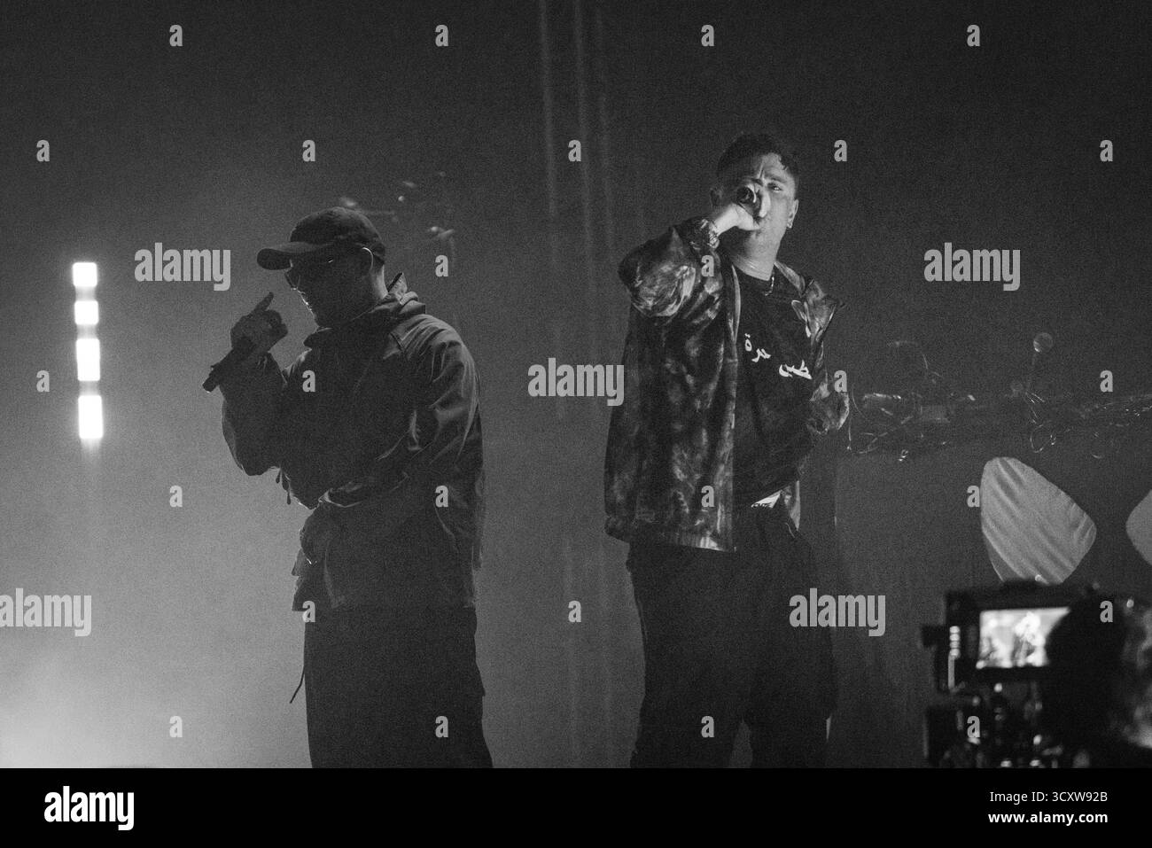 KNIESCHEIBE, HEADLINE, GREEN MAN, 2025: Kniescheibe-Headline auf der Far Out Stage vor einer schwitzenden, anbetenden Menschenmenge. Brecon, Wales, Großbritannien, 14. August 2025. Das Green Man Festival 2025. Foto: Rob Watkins/Alamy Live News. INFO: Kneecap ist ein irisches Rap-Trio aus Belfast, das irische und englische Texte mit hitziger politischer Satire verbindet. Sie wurden 2017 gegründet und mischen Hip-Hop-Beats, Humor und Aktivismus und behandeln Themen wie Identität, Sprachwiederbelebung und Nordirlands turbulente Geschichte mit respektloser Energie. Stockfoto