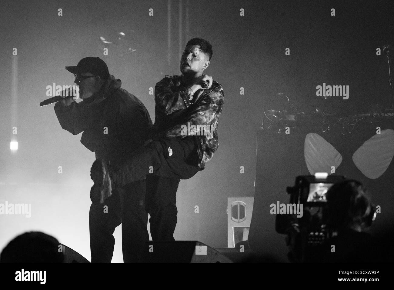 KNIESCHEIBE, HEADLINE, GREEN MAN, 2025: Kniescheibe-Headline auf der Far Out Stage vor einer schwitzenden, anbetenden Menschenmenge. Brecon, Wales, Großbritannien, 14. August 2025. Das Green Man Festival 2025. Foto: Rob Watkins/Alamy Live News. INFO: Kneecap ist ein irisches Rap-Trio aus Belfast, das irische und englische Texte mit hitziger politischer Satire verbindet. Sie wurden 2017 gegründet und mischen Hip-Hop-Beats, Humor und Aktivismus und behandeln Themen wie Identität, Sprachwiederbelebung und Nordirlands turbulente Geschichte mit respektloser Energie. Stockfoto