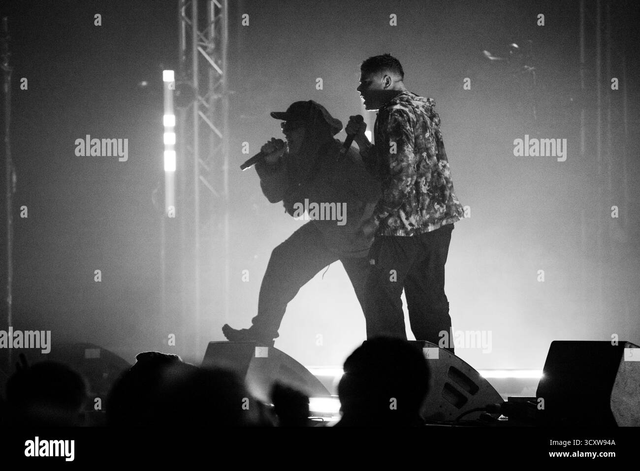 KNIESCHEIBE, HEADLINE, GREEN MAN, 2025: Kniescheibe-Headline auf der Far Out Stage vor einer schwitzenden, anbetenden Menschenmenge. Brecon, Wales, Großbritannien, 14. August 2025. Das Green Man Festival 2025. Foto: Rob Watkins/Alamy Live News. INFO: Kneecap ist ein irisches Rap-Trio aus Belfast, das irische und englische Texte mit hitziger politischer Satire verbindet. Sie wurden 2017 gegründet und mischen Hip-Hop-Beats, Humor und Aktivismus und behandeln Themen wie Identität, Sprachwiederbelebung und Nordirlands turbulente Geschichte mit respektloser Energie. Stockfoto