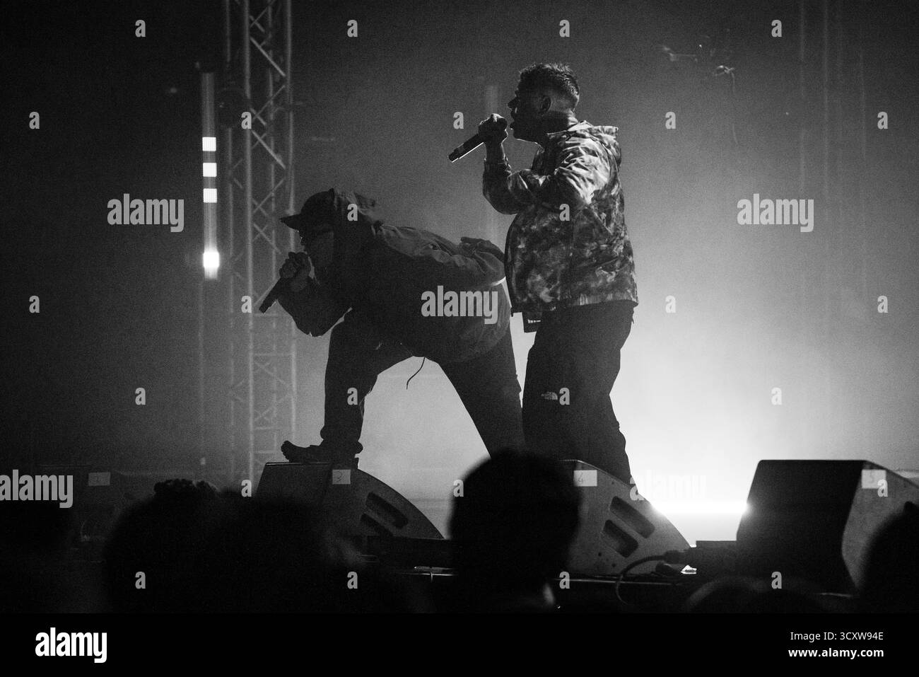 KNIESCHEIBE, HEADLINE, GREEN MAN, 2025: Kniescheibe-Headline auf der Far Out Stage vor einer schwitzenden, anbetenden Menschenmenge. Brecon, Wales, Großbritannien, 14. August 2025. Das Green Man Festival 2025. Foto: Rob Watkins/Alamy Live News. INFO: Kneecap ist ein irisches Rap-Trio aus Belfast, das irische und englische Texte mit hitziger politischer Satire verbindet. Sie wurden 2017 gegründet und mischen Hip-Hop-Beats, Humor und Aktivismus und behandeln Themen wie Identität, Sprachwiederbelebung und Nordirlands turbulente Geschichte mit respektloser Energie. Stockfoto