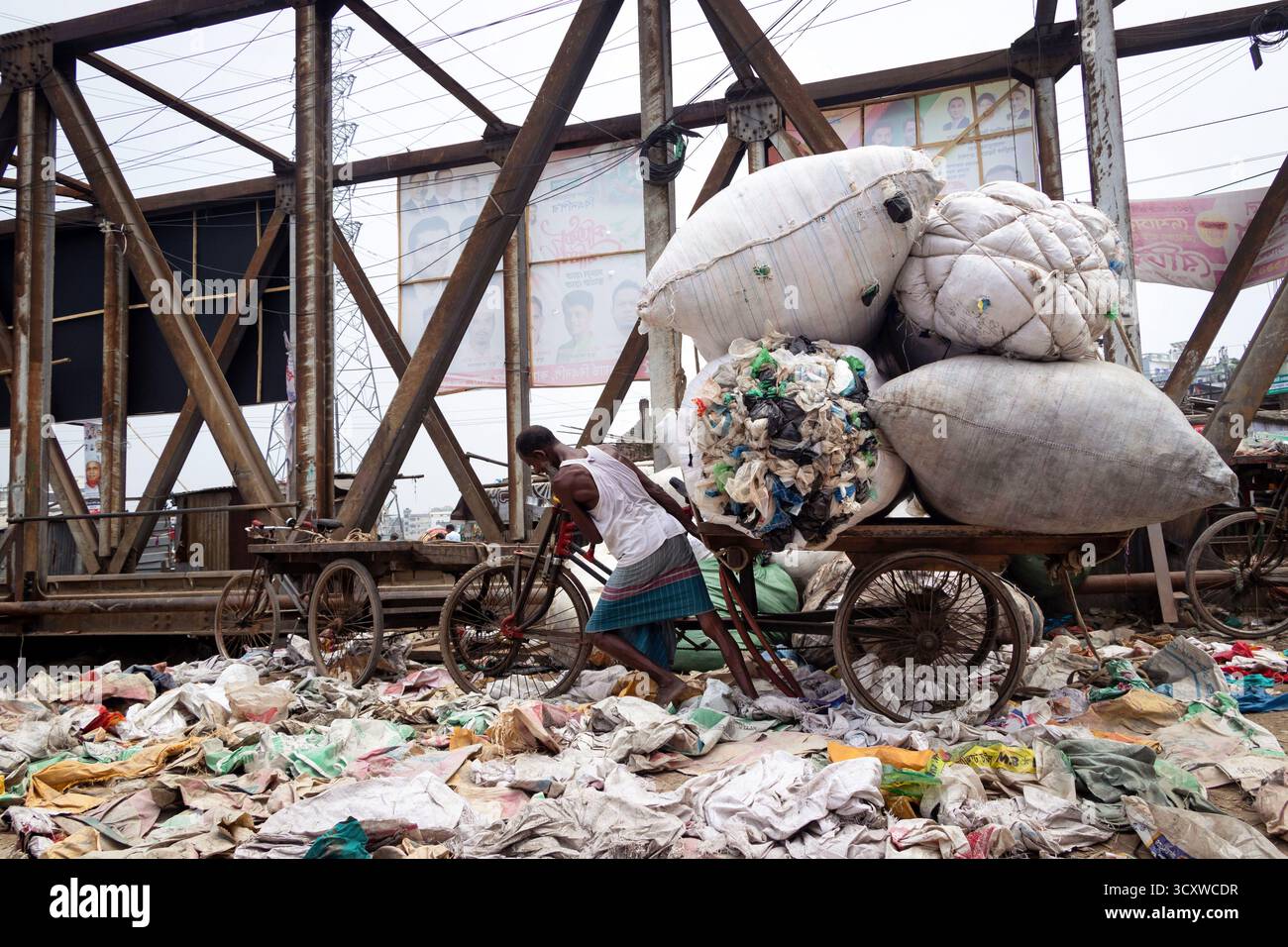 Dhaka, Dhaka, Bangladesch. Oktober 2025. Ein Arbeiter transportiert Säcke mit Plastiktüten in der Nähe des Buriganga River in Dhaka, Bangladesch. (Kreditbild: © Joy Saha/ZUMA Press Wire) NUR REDAKTIONELLE VERWENDUNG! Nicht für kommerzielle ZWECKE! Stockfoto