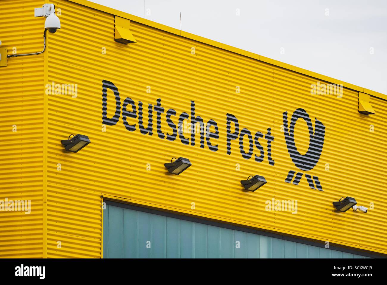 Das Logo der Lieferfirma Deutsche Post auf der Außenseite eines großen Lagerkomplexes Stockfoto
