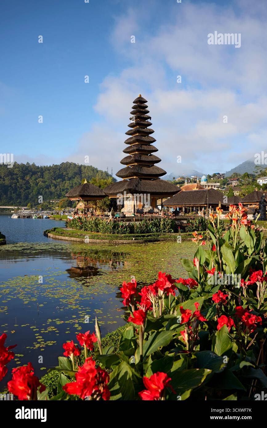 Pura Ulun Danu Beratan oder Pura Bratan, ein bedeutender Tempel der Hindus Shaivite am Ufer des Beratan-Sees in Bedugul, Tabanan, Bali, Indonesien. Stockfoto