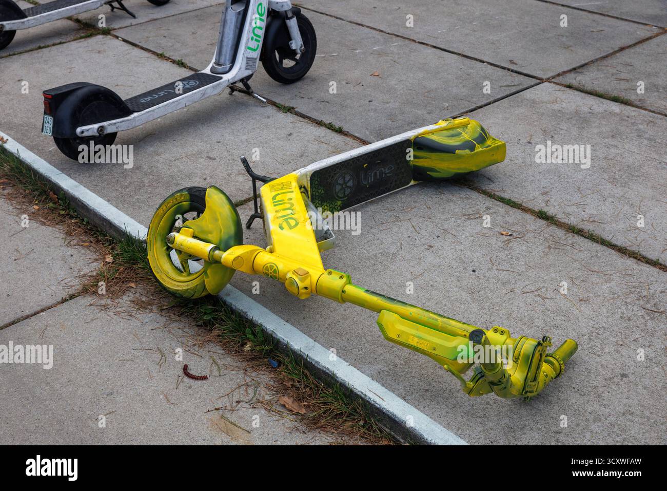 Vandalismus, ein mit gelber Farbe besprühter E-Scooter aus Lime im Phoenix Technology Park in Dortmund-Hoerde, Dortmund, Nordrhein-Westfalen, Germa Stockfoto