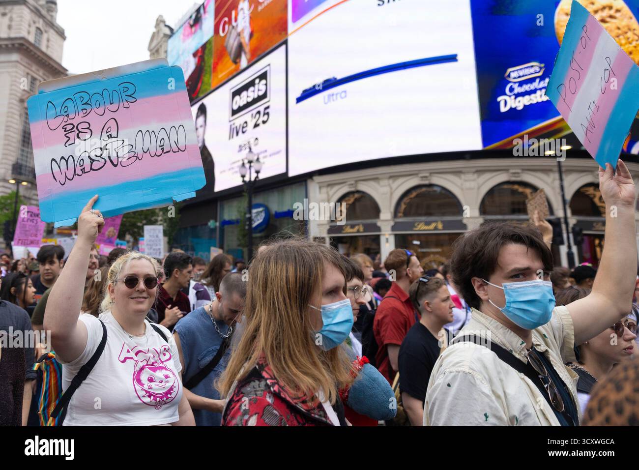 Die Teilnehmer marschieren während des jährlichen London Trans+ Pride im Zentrum von London, um Trans-, nicht-binäre, geschlechtskonforme und intersexuelle Leben zu unterstützen. Stockfoto