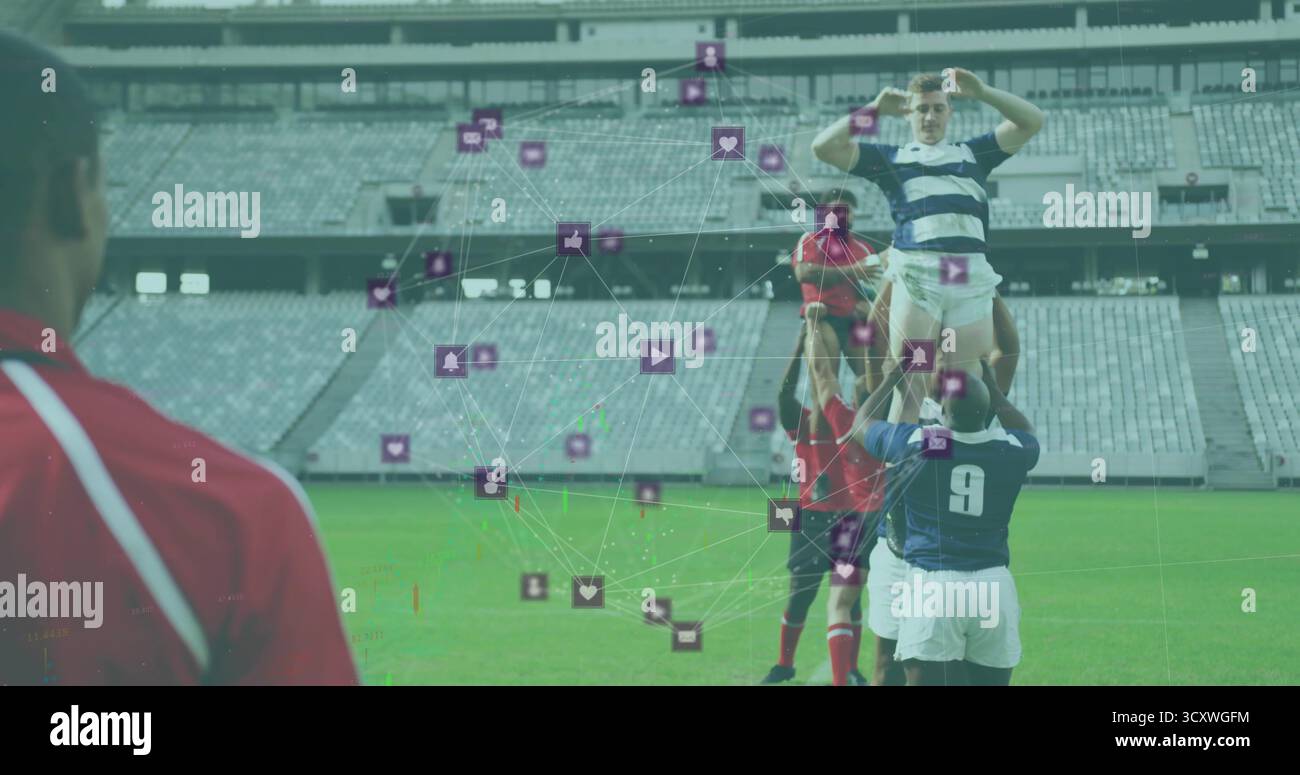 Der Rugby-Jumper wird von marineblauen und weißen Teamkollegen auf dem Stadionfeld mit violetter Überlagerung in den sozialen Medien hochgezogen Stockfoto