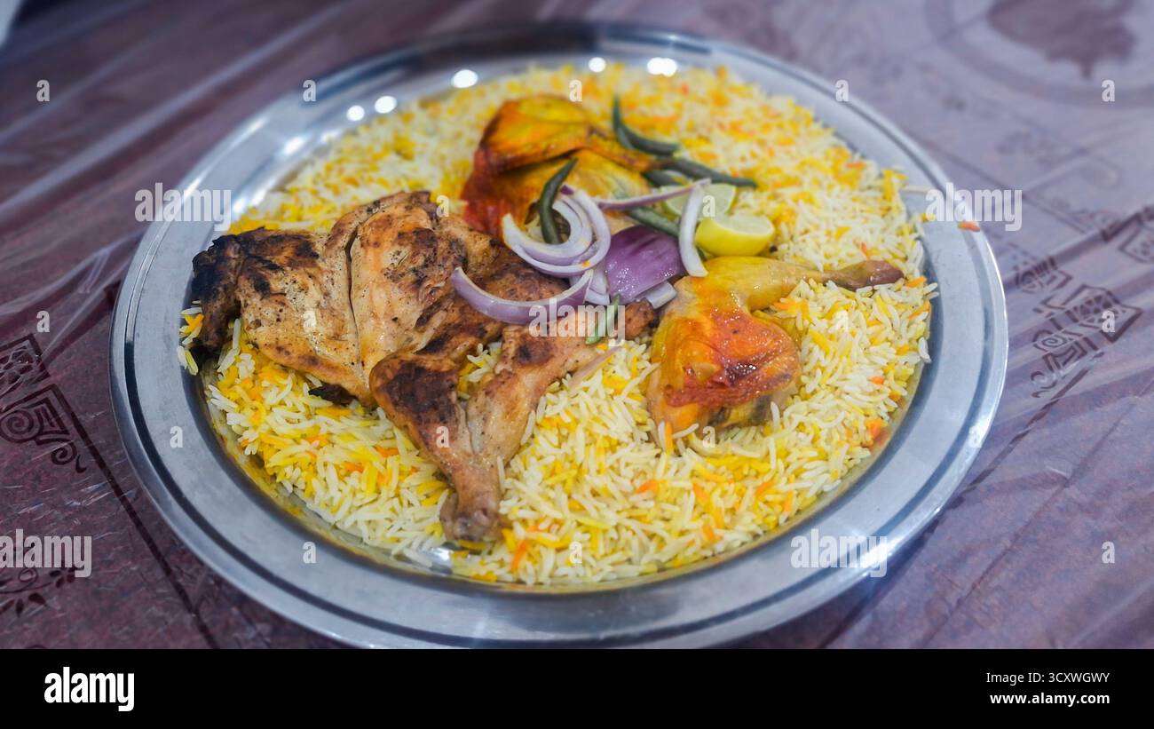 Arabisches Huhn mandi serviert auf einer Silberplatte Stockfoto